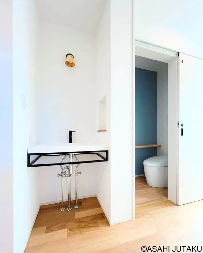 朝日住宅株式会社のインスタグラム：「《手洗いコーナー、トイレ》  アクセントクロスのターコイズカラーが映える、白の引き戸が美しいトイレの横には生活感を感じさせない、シンプルな手洗いコーナーを。  ゆとりのある空間と無駄のない動線がホテルの様な雰囲気に。  ✜✜✜✜✜✜✜✜✜✜✜✜✜✜✜✜✜✜✜✜✜　　　　　　　　　　　　　　　　　　　　施工例をもっと見たい方は こちら⇒ @asahijutaku　　　　　　　　　　　　　　　　　　　　　　　　　　　　　　浜松笠井展示場ご見学希望の方は こちら⇒ @asahijutaku.hamamatsu　　　　　　　　　　　　　　　　　　　　　　　　✜✜✜✜✜✜✜✜✜✜✜✜✜✜✜✜✜✜✜✜✜  #ただいま手洗い　#ホテルライク動線　#ターコイズクロス #朝日住宅 #住宅 #住宅会社 #デザイン住宅 #高性能住宅 #インテリア #マイホーム #家づくり #施工例 #新築 #注文住宅 #自由設計 #高気密高断熱 #免疫住宅 #全館空調 #静岡県西部住宅会社 #静岡県西部注文住宅 #磐田市 #磐田市住宅会社 #磐田市注文住宅 #浜松市 #浜松市モデルハウス #浜松市住宅会社 #浜松市注文住宅」