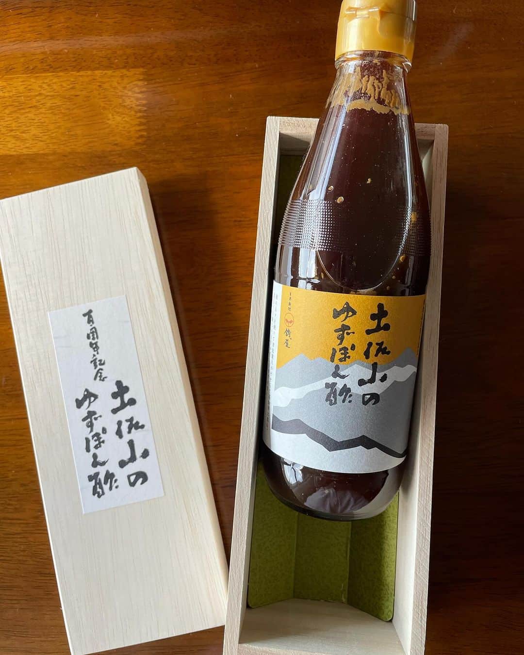 藤崎靖啓のインスタグラム：「創業100周年を迎えた旭食品からの贈り物🎁🙇‍♂️木箱入りのゆずぽん酢🤩スゴイ‼️お鍋の季節に楽しみ✌️🤗😋  #旭食品 #創業100周年  #旭フレッシュ #土佐山のゆず #ゆずぽん酢  #藤ちゃん #藤崎靖啓 #フリーアナウンサー」