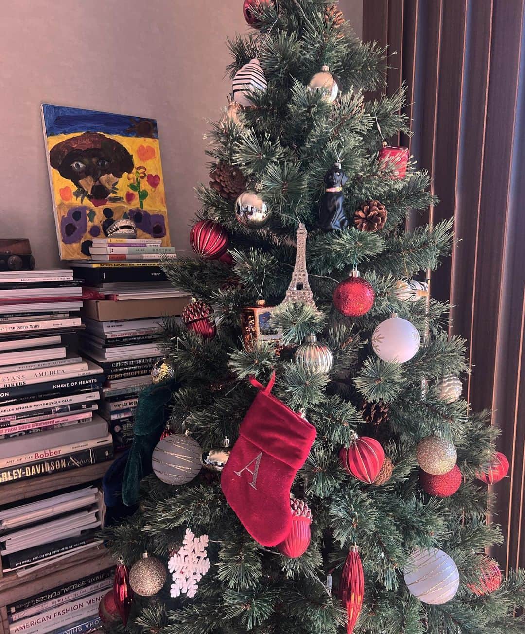 亜弥のインスタグラム：「🎄 今年も家族でTreeを"あーでもない、こーでもない"と 言いながら飾りつけ🗽 ASTIER DE VILLATTE でANAに似た子が居たのでGET🐶❤️ 毎年可愛いオーナメントが買い足すのも楽しみの一つ🫶🏽 去年付けてた可愛いライトが行方不明…🤷🏽‍♀️ ERAのコートも行方不明…🤷🏽‍♀️ 衣替えあるあるだわ。。  #christmastree  #ASTIERDEVILLATTE #ガラスオーナメント #クリスマスツリー」