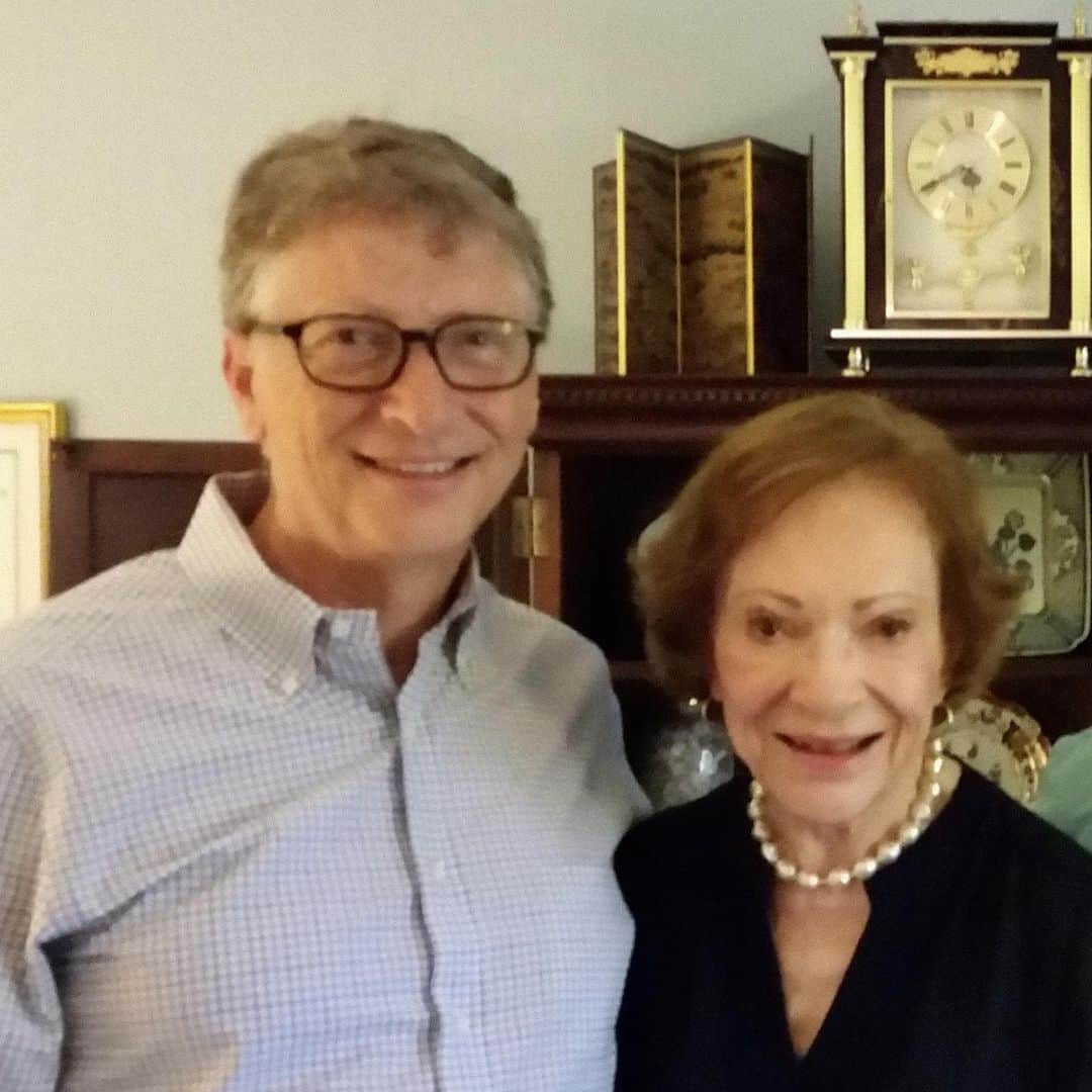 ビル・ゲイツのインスタグラム：「Rosalynn Carter was an extraordinary champion for the world's poorest, especially women and children. I'll never forget the time I got to spend with her and President Carter at their home in 2017. She told me about a recent trip they had taken to help build 150 new homes for low-income families through Habitat for Humanity. The story was classic Rosalynn: selfless, warmhearted, and accomplishing something that would be impressive at any age. My thoughts are with the entire Carter family today.」