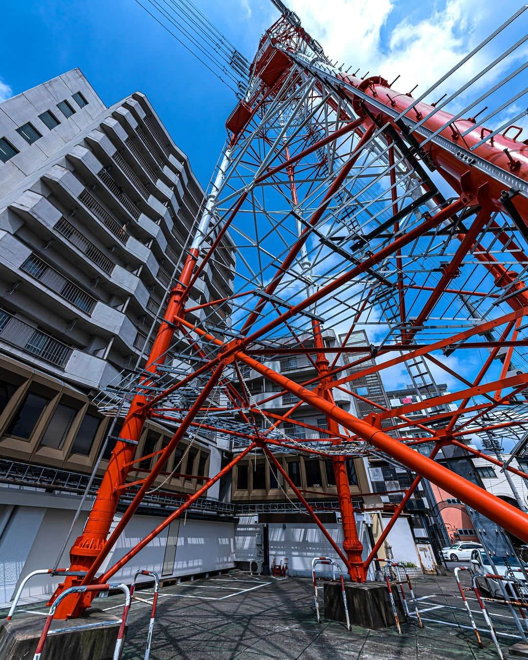 東京電力ホールディングス株式会社のインスタグラム：「赤白鉄塔と青空 Steel tower and blue sky  #東京電力 #tepco #栃木県 #鉄塔 #鉄塔のある風景 #送電鉄塔 #鉄塔と空 #送電線鉄塔 #高圧電線 #steeltower #pylon #pylons #steeltower_artistic #風景写真 #景色写真 #青空 #skyblue」