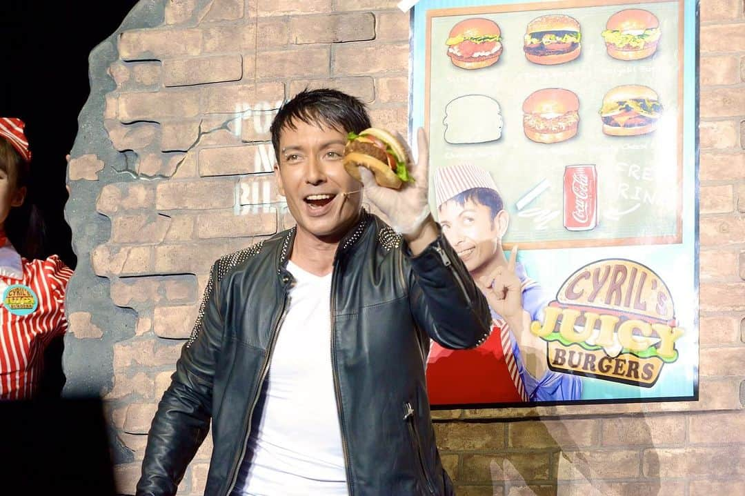 セロさんのインスタグラム写真 - (セロInstagram)「One of the most requested magic I’m asked to perform… #cyrilsjuicyburgers」11月20日 11時40分 - cyrilmagic