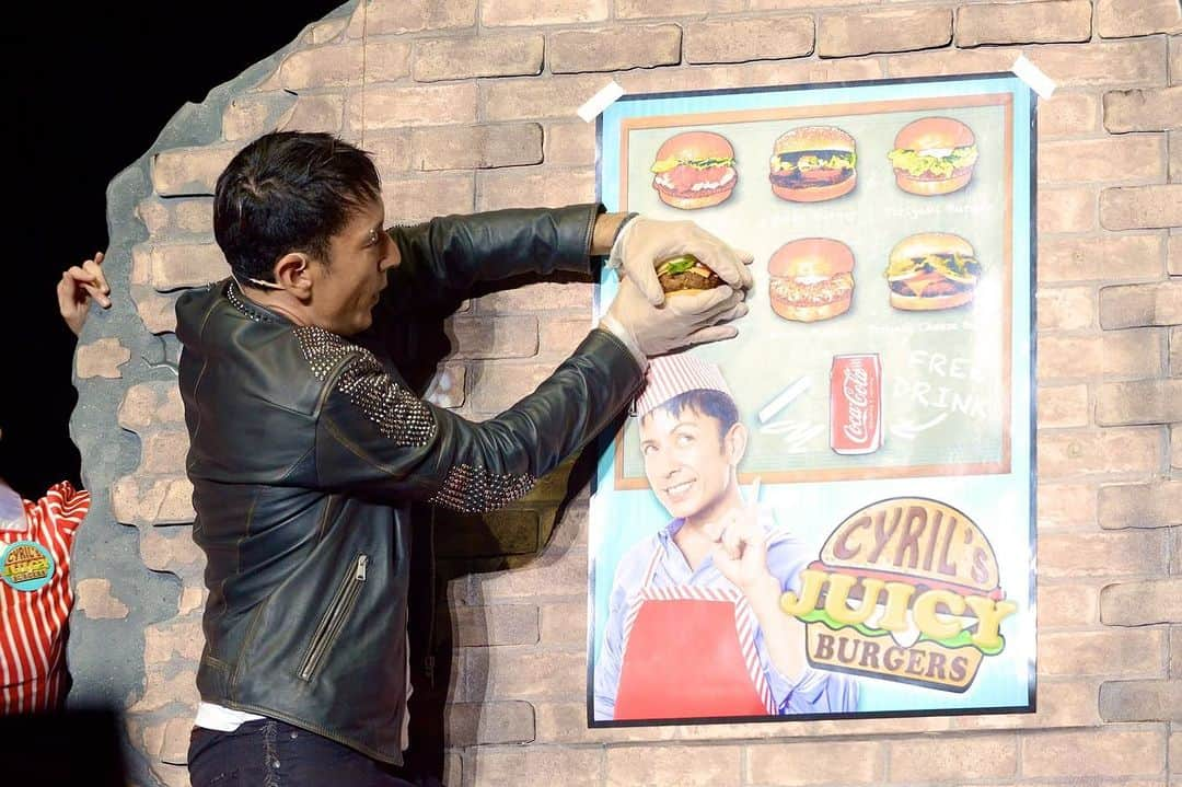 セロさんのインスタグラム写真 - (セロInstagram)「One of the most requested magic I’m asked to perform… #cyrilsjuicyburgers」11月20日 11時40分 - cyrilmagic