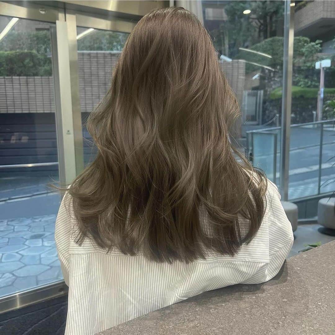 古賀美紀のインスタグラム：「【人気NO1！bleach無しでできる色素薄めカラー】 嫌な赤みを消してくれて透明感抜群な  「 #オリーブベージュ ❤︎」  いつも大切な髪の毛を任せて頂いてるお客様✨ 回数を重ねるごとに 透明感たっぷりなオリーブカラーになります♡  現在の明るさより明るくしたい方、地毛からのカラーのお客様はダブルケアカラー  選択お願いします♡  ✨オススメメニュー✨ "人気No.1" ✔️プレミアムケアカラー　¥11400~ 毛髪強化剤♡髪の毛を補強し切れ毛・枝毛を98.6%防ぎます！ →髪の毛に凄く良いので、髪の毛を綺麗に持続させたい方オススメです！  "前処理剤オプションメニュー" 毛髪は、約80%のタンパク質（PPT）と 約5%の脂質（CMC）約12%の水分で構成されています。  前処理剤のPPTとCMCを＋する事で カラーの仕上がりとカラーの持続性をUPします♡！  ✔️CMC ¥1500 ブリーチ、ヘアカラーの薬剤を均一に浸透させる。 ダメージ補修と保湿をし髪表面をツヤやかに 指通りをよくする。 →髪の硬さ、パサつき、ゴワつきは cmcが失われてるのでオススメです♡！  ✔️PPT ¥1500 ダメージを補修し、ダメージで失った髪の タンパク質部分を補修し、弾力を与えてくれます。 ヘアカラーの再現性と持ちを高める。 →ダメージや色落ちが気になる方オススメ 【プレミアムケアカラーとの同時施術でさらに効果UP！】  ✔️CMC＋PPT ¥3000 更にクオリティを高めたい方オススメです♡  ※前処理を希望の方は、予約時にどの前処理をしたいか LINEしてください♡」