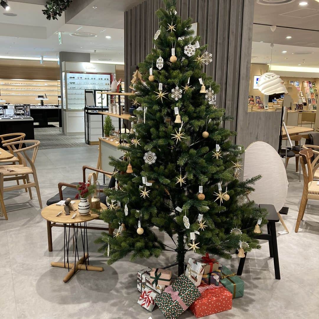 松屋銀座さんのインスタグラム写真 - (松屋銀座Instagram)「北欧と日本のアイテムで、ぬくもりに満ちたおうちクリスマスを  1年でもっともワクワクする季節。 クリスマスシーズンに向け、そろそろ準備をする方も多いのではないでしょうか。 ７階THEHOMEでは、北欧と日本をテーマに、クリスマスのライフスタイルを提案いたします。  素朴であたたかみのある北欧家具をはじめ、お部屋を彩る照明やクリスマスムードを高めるツリー、可愛らしい雑貨など、 ホリデーシーズンにぴったりなアイテムが勢揃い。  北欧の雰囲気にもぴったりな、日本の作家さんによるスワッグやアート作品の販売もございます。  寒くなってきたこの季節、ほっこり温かい気持ちになれるアイテムを取り入れて 自分だけのお気に入りの空間をつくってみてはいかがでしょうか。  北欧と日本のアイテムでつくる、ぬくもりに満ちた空間をお楽しみください。  北欧と日本が織りなすTHEHOMEのクリスマス 12月25日（月）まで 7階THE HOME  クリスマスリースをつくるワークショップを開催予定です。 ホリデーシーズンのおうちを彩る、オリジナルのリースをつくってみませんか。 松屋ウェブサイトからお申し込みください。  日時：12月4日(月)、5日（火）各日午前11時30分から（約90分） 会場：7階特別室 定員：各回8名様 参加費：13,200円（税込） 講師：フラワースタイリスト　吉原友美氏（PAUSE主宰）  #デザインの松屋 #松屋銀座 #matsuyaginza #銀座 #ginza  #クリスマス #サンタはどこに #インテリア #クリスマスインテリア #ダイニングインテリア #インテリアデザイン #模様替え #部屋作り #家具インテリア #インテリアコーディネート #リビングインテリア #北欧 #北欧インテリア #リース #クリスマスツリー #スワッグ #アート #クリスマスギフト #クリスマスプレゼント #HappyChrstmas #matsuyaginzachristmas」11月20日 11時45分 - matsuyaginza