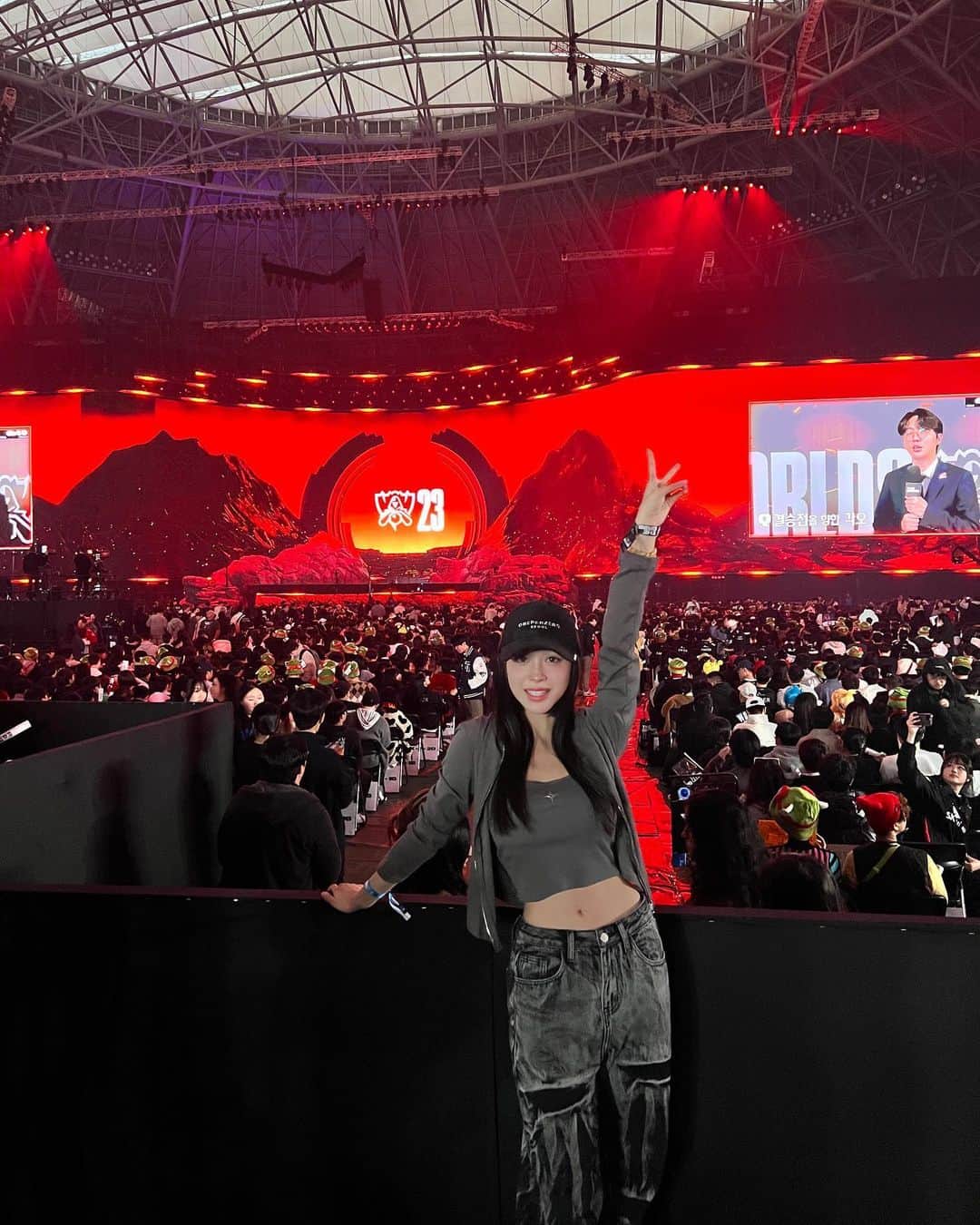 Emily Meiのインスタグラム：「What an epic night 😭😭😭 Congrats @t1lol ~ TEARSSSSS !!! TYSM my frens @angiegogo @gengesports for inviting me to my first Worlds 🙈 #Worlds2023 #leagueoflegends」