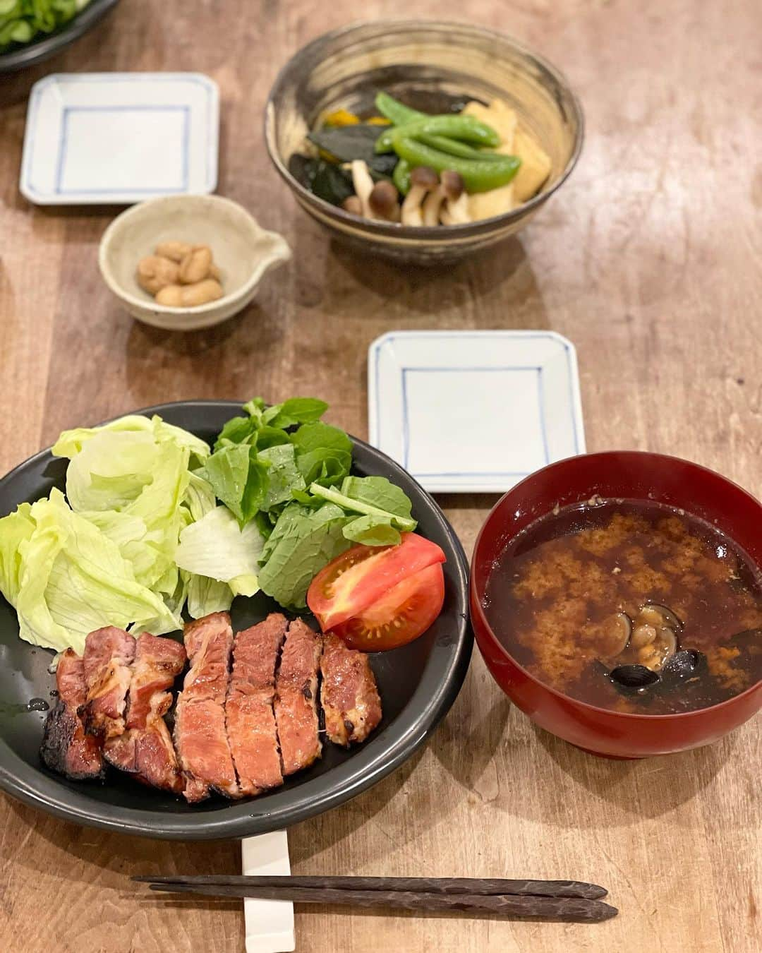 藤原美智子のインスタグラム：「もう一つの月曜日恒例 #夫週末料理 は #豚の味噌漬け #カボチャの煮物 #茹で生落花生 #シジミの味噌汁  豚の味噌漬けは味噌に味醂と日本酒と黒胡麻を加えて3、4時間漬けて。  煮物の具材は坊ちゃんカボチャ、スナップエンドウ、しめじ、油揚げ。  茹で落花生は食事前につまんでいたので、いつの間にか少なくなっていました😅３０分ほど茹でた生落花生、美味しい〜💓   #おうちごはん #料理男子  #ごちそうさまでした💓 #藤原美智子」