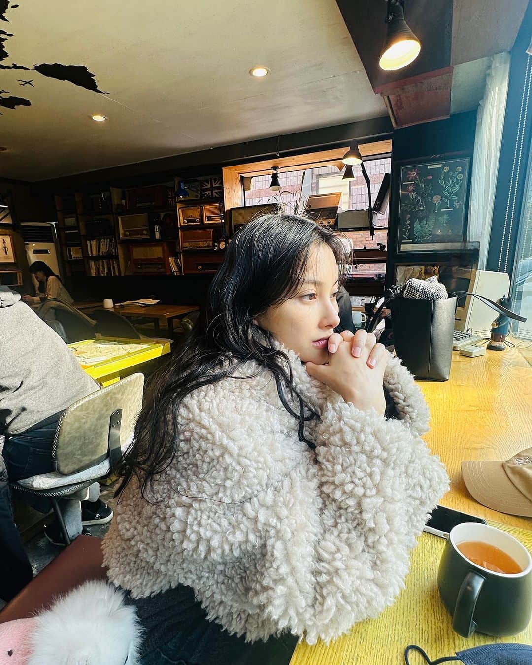 パク・ギュリのインスタグラム：「요즘처럼 추워지는 계절에는 얼굴이 이뻐지지만 집밖에 나가기 싫은 딜레마에 빠진다」
