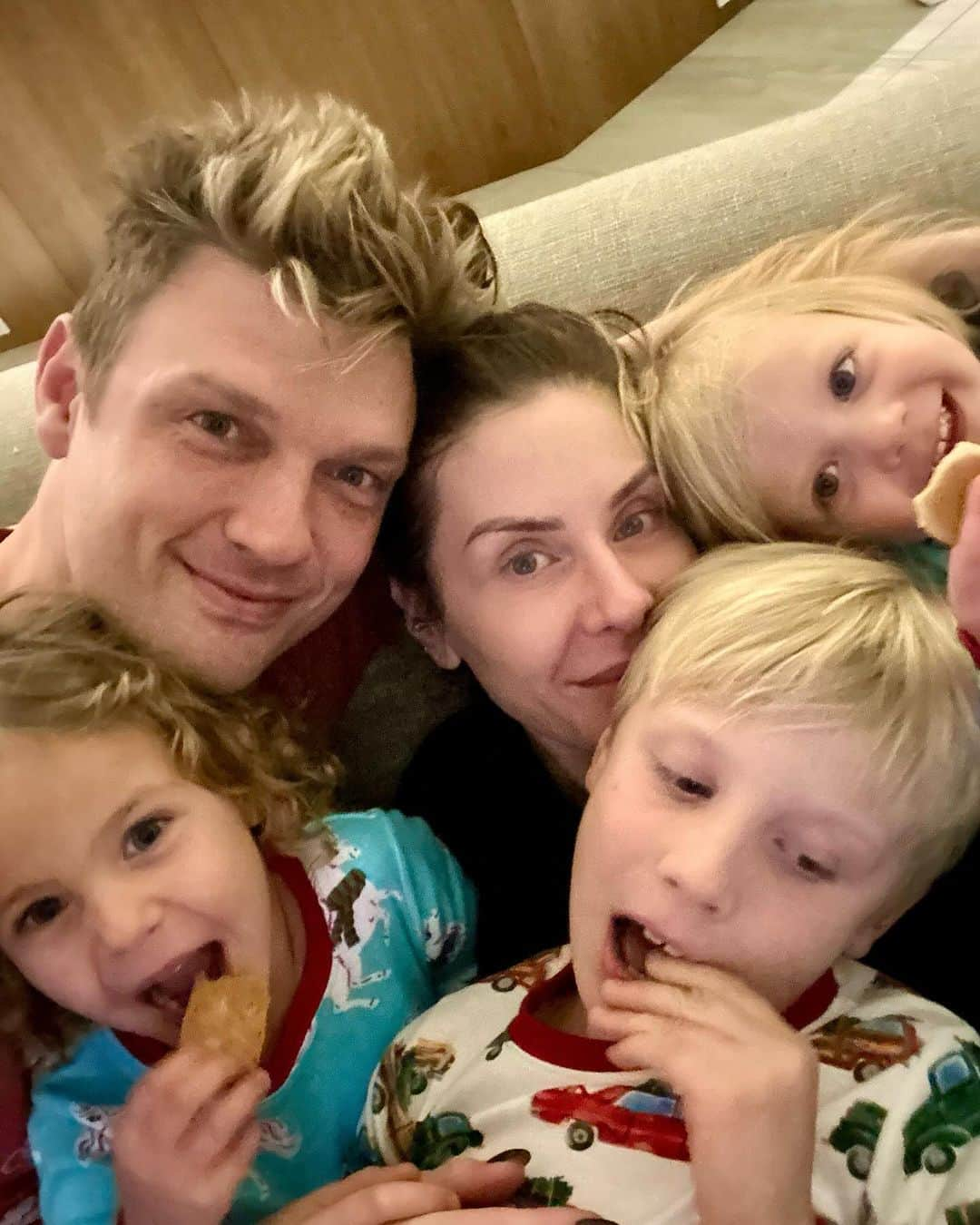 ニック・カーターさんのインスタグラム写真 - (ニック・カーターInstagram)「A little family snuggle and some cookies is all that I need. 🙏🏻」11月20日 11時51分 - nickcarter