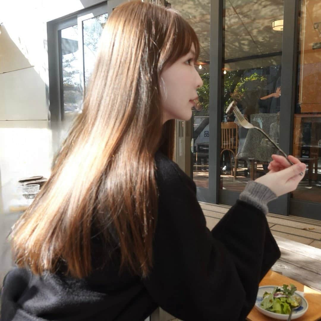 椎名美月のインスタグラム：「母と朝食を食べに行った日🥗  外出先の飲み物は大体ホットティー 寒い時は体が燃料を求めるのか、チャイが飲みたくなる… お家での飲み物はお白湯か母手作りの甘酒🥛」