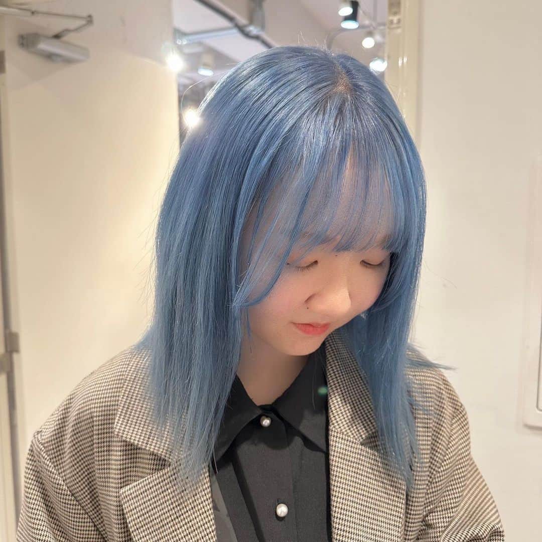 Beleza_official_instagramのインスタグラム：「冬の寒色カラーは無敵、♡ ・ 色落ちまで綺麗なカラー やわらかいカラー 一人ひとりに似合うカラー お任せください✊🌼🌟 ブリーチは誰に任せるかでダメージが 変わってきます！ ご予約はDMorホットペッパーから お願いします😉💕 Rei指名していただければ 絶対に可愛くします✊ belezaに来たことある方でもRei指名可能です😇 "また会いたい"と思わせます❗️ ・ わからないことがあればDMまでお願いします🤲  黒染め、縮毛履歴はハイブリーチメニューで ご予約ください🤲 記載のお時間より、ブリーチの抜け具合で お時間かかる場合がございます。 当日は長めに見ていただければ助かります。 お任せください♡♡」
