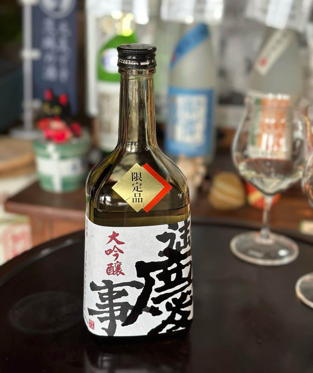 伊藤京子さんのインスタグラム写真 - (伊藤京子Instagram)「. 先日、やっぱり私は日本酒が好きだなぁ〜なんてしみじみ思いながら日本酒をいただいていたのですが、 育児をしていると日々に追われて中々飲む機会が限られている現状。 でも特別な日や美味しい和食を頂く時、自分へのご褒美や、日本酒好きさんに会う時はやっぱり美味しい日本酒を飲みたい🍶✨  そんなスペシャルな時にぴったりだなぁと感じたのが、 こちらの茨城県にある青木酒造さんが作る『御慶事』のふくまる。 御慶事と書いて、ごけいじと読みます。 ネーミングもめでたいですよね🥰 お米の旨み、甘味も感じられ、フルーティーさもあるけどすっきりした飲み口で美味しい✨  ロケでは酒蔵の中を一つ一つ丁寧に説明して頂いた後にお酒の肴を頂きながらついつい飲み進めてしまったなぁ💕  さて、今日は千葉でロケです！😍 行ってきます🌼 . #ロケ#日本酒ロケ#女子旅千葉名酒探訪2#茨城の酒蔵 #青木酒造#御慶事#御慶事ふくまる#日本酒#日本酒好きな人と繋がりたい#セントフォース#久下真依子#伊藤京子」11月20日 12時01分 - kyoko_ito1128