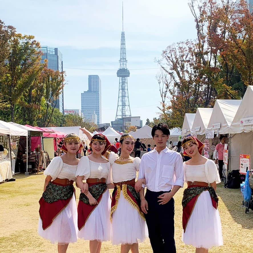 ソーズビー航洋のインスタグラム：「HAPPY MAMA PARK名古屋 イベントステージにてPark Balletを披露いたしました。ありがとうございました✨  長野・小諸に続き2地方目！名古屋は広々としていて煌びやかな街でした。運転していて、アメリカを思い出す作り。  ステージでも話しましたが、名古屋のお客様は掴めなかった。「名古屋落とし」という言葉を直前に聞いておいてよかったです。容赦のない興味関心が新感覚でした。  そのままでいてほしいです。出直します。  「えいごであそぼ」や中日新聞・東京新聞での記事をご覧いただき駆けつけてくださった親子。 天てれからのファンやPodcastのヘビーリスナーまで！ 沢山の愛知エリアの皆様とお目にかかれました。  ファンミやオフ会が恐縮な僕にとっては、自分の努める芸能を奉納しお会いできるのは理想極まりなし。  ・  最後に、今回どのような繋がりで実現したか。 Park Ballet立ち上げに際してご相談させてもらったspecial thanks上野玲奈さん @reinaparkueno 。 彼女が開催しているキッズバランスボール大会の審査員長を私が夏に務めました。  その時の私の勝手な発言をご覧になったのが、 ハピママプロデューサーの中田さん @yumi913 ✨  Park Balletを告知した際に、「見る者を限定しない」というコンセプトとハピママの意義に繋がりがあるのではとハピママにお誘いいただきました。  私としては、まずは踊りをご覧いただきたいといい、 Park Ballet初披露であった8月の市ヶ谷公演ゲネプロ（本番さながらリハーサル）に誘いました。 すぐに名古屋から遥々駆けつけてくださり、初回の散々だったドラマも含めてご検討くださいました😂  あれからびっくりするほどスムーズに名古屋に御召喚いただき、我々も流石にプライドを持って出向くようになったと思います。  ・  ムサビから名古屋。 過去最長の移動距離でしたが、学生一同元気が有り余り。 帰りはご飯・渋滞含め10時間の運転でしたが、全員で夜ご飯を食べてからアイスまで食べて帰宅😅 まだまだ遠くへ行けそうです。  長くなりましたが ハピママチームの皆様、 現地でウェルカムしてくださった体力メンテナンス協会 @tairyokumente の皆様、 Park Balletスタッフ・出演者、 スムーズ（に見える）でジョイフルなご助力を本当にありがとうございました✨  今回初めましてだった皆様、遠くから見にいらして下さった皆様、率直な感想DMや投稿までしてくださった方々、本当にありがとうございました！  この冬、Park Ballet、パワーアップ予定でございます🎡 引き続き応援の程よろしくお願いいたします。  代表 ソーズビー・キャメロン  _______________________________________  イベント: HAPPY MAMA PARK 2023 @happymamafesta_staff  会場: 久屋大通パーク 演目: 《エスメラルダ》第二幕より切抜・創作 企画/振付: ソーズビー・キャメロン キャスト: ソーズビー・キャメロン、粟屋光紘 中村麟瑚、須河内杏、鈴木朱音  📸 Haruka Amano @f00k_tl26  🪡 Hasune Kobayashi @r0n_5_」