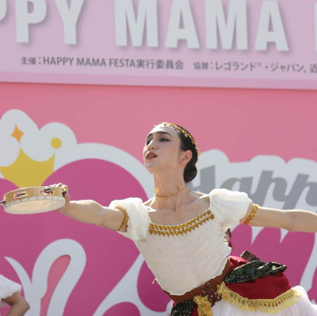 ソーズビー航洋さんのインスタグラム写真 - (ソーズビー航洋Instagram)「HAPPY MAMA PARK名古屋 イベントステージにてPark Balletを披露いたしました。ありがとうございました✨  長野・小諸に続き2地方目！名古屋は広々としていて煌びやかな街でした。運転していて、アメリカを思い出す作り。  ステージでも話しましたが、名古屋のお客様は掴めなかった。「名古屋落とし」という言葉を直前に聞いておいてよかったです。容赦のない興味関心が新感覚でした。  そのままでいてほしいです。出直します。  「えいごであそぼ」や中日新聞・東京新聞での記事をご覧いただき駆けつけてくださった親子。 天てれからのファンやPodcastのヘビーリスナーまで！ 沢山の愛知エリアの皆様とお目にかかれました。  ファンミやオフ会が恐縮な僕にとっては、自分の努める芸能を奉納しお会いできるのは理想極まりなし。  ・  最後に、今回どのような繋がりで実現したか。 Park Ballet立ち上げに際してご相談させてもらったspecial thanks上野玲奈さん @reinaparkueno 。 彼女が開催しているキッズバランスボール大会の審査員長を私が夏に務めました。  その時の私の勝手な発言をご覧になったのが、 ハピママプロデューサーの中田さん @yumi913 ✨  Park Balletを告知した際に、「見る者を限定しない」というコンセプトとハピママの意義に繋がりがあるのではとハピママにお誘いいただきました。  私としては、まずは踊りをご覧いただきたいといい、 Park Ballet初披露であった8月の市ヶ谷公演ゲネプロ（本番さながらリハーサル）に誘いました。 すぐに名古屋から遥々駆けつけてくださり、初回の散々だったドラマも含めてご検討くださいました😂  あれからびっくりするほどスムーズに名古屋に御召喚いただき、我々も流石にプライドを持って出向くようになったと思います。  ・  ムサビから名古屋。 過去最長の移動距離でしたが、学生一同元気が有り余り。 帰りはご飯・渋滞含め10時間の運転でしたが、全員で夜ご飯を食べてからアイスまで食べて帰宅😅 まだまだ遠くへ行けそうです。  長くなりましたが ハピママチームの皆様、 現地でウェルカムしてくださった体力メンテナンス協会 @tairyokumente の皆様、 Park Balletスタッフ・出演者、 スムーズ（に見える）でジョイフルなご助力を本当にありがとうございました✨  今回初めましてだった皆様、遠くから見にいらして下さった皆様、率直な感想DMや投稿までしてくださった方々、本当にありがとうございました！  この冬、Park Ballet、パワーアップ予定でございます🎡 引き続き応援の程よろしくお願いいたします。  代表 ソーズビー・キャメロン  _______________________________________  イベント: HAPPY MAMA PARK 2023 @happymamafesta_staff  会場: 久屋大通パーク 演目: 《エスメラルダ》第二幕より切抜・創作 企画/振付: ソーズビー・キャメロン キャスト: ソーズビー・キャメロン、粟屋光紘 中村麟瑚、須河内杏、鈴木朱音  📸 Haruka Amano @f00k_tl26  🪡 Hasune Kobayashi @r0n_5_」11月20日 12時02分 - cameron.soesbe