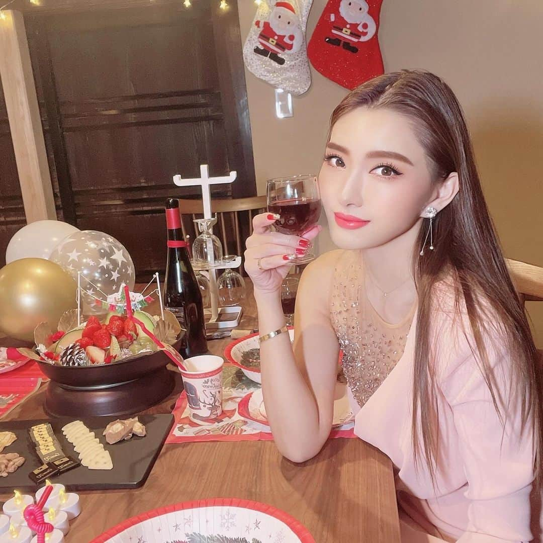 マキろんさんのインスタグラム写真 - (マキろんInstagram)「最近どこにいっても クリスマス一色だね🎄✨  若い時 クリスマス前に彼氏と 別れてクリスマスが嫌いで 東京居たくなくて 沖縄に逃避行✈️したのよ 沖縄に着いたら 沖縄もクリスマス一色で クリスマス(トラウマ)からは 逃げられないと学習した過去  だから クリスマスは だれよりも楽しんでやるのが トラウマへの復讐❓克服❓ やと思ってる🤣Www  今年はどんなクリスマスにしようかな😌🌲✨  #山内智恵　#トラウマ解消   幸せになるのが唯一の復讐みたいな🤣Www知らんけど」11月20日 11時57分 - chieyamauchi