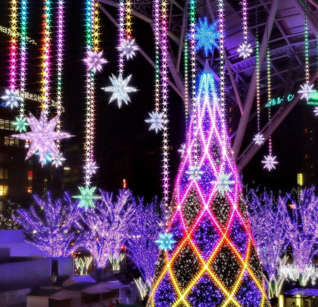 福岡市のインスタグラム：「＜ fukuokapics11月：博多駅イルミネーション＞  いつの間にか、季節はもうクリスマスに向かっていますね🎄 今年で13回目となる博多駅前のイルミネーション「光の街・博多」も総電球数62万球のスケールで冬の訪れを感じさせてくれています。高さ15メートルのシンボルツリーを始め、たくさんの光り輝くみどころであふれていますよ✨ 日本最大級とも言われているクリスマスマーケットもお見逃しなく！  Time flies so fast, and it feels like the city is already gearing up for Christmas!🎄 'Hikari no Machi Hakata’, the 13th winter illumination event, has kicked off in front of Hakata Station. Enjoy the year-end vibes with illuminations boasting a whopping 620,000 light bulbs and check out the Christmas market—it's said to be one of the largest in Japan.  photo by @m_yamaguchi_ location：博多駅 ・ hashtag : #fukuokapics follow : @fukuoka_official ・ #福岡 #博多 #福岡市 #イルミネーション #クリスマス #光の街 #fukuoka #hakata #illumination #christmas #hikarinomachi」