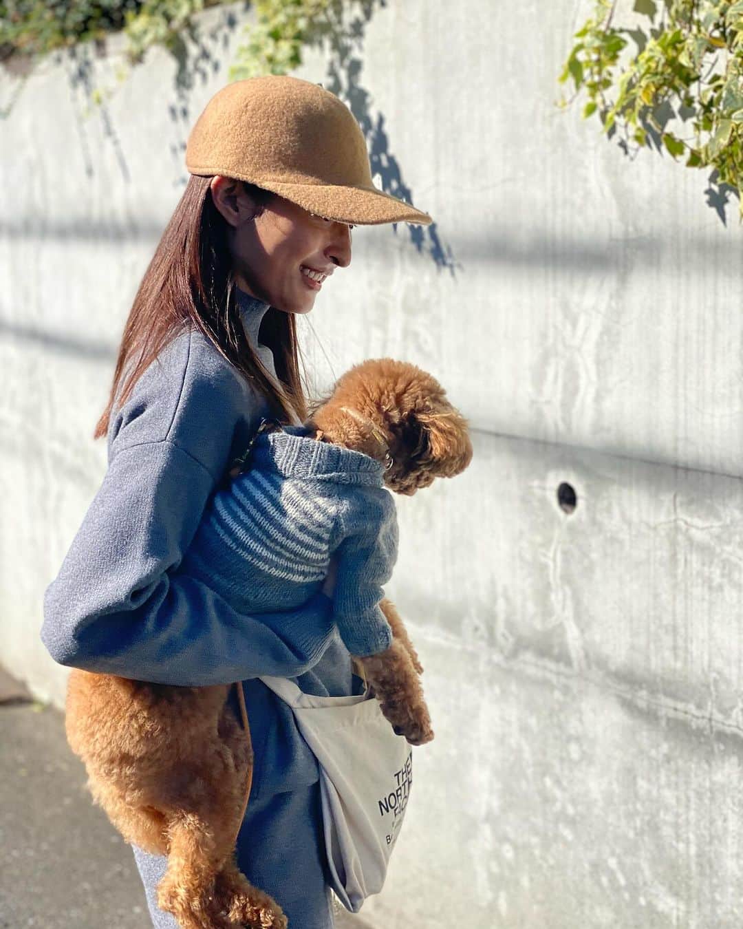 Ayaさんのインスタグラム写真 - (AyaInstagram)「日焼け止めだけつけてお散歩 あまりにお天気良くて汗かきました。 アルのキャメルの毛にグレーカラーがよく似合うねとわたしも、上下グレーにキャメルのキャップをかぶってみました。 3色揃えたUNIQLO：Cのキャップは 大活躍。値下げされてますね。 予備で買おうか悩み中  Knit set up @urs_official  cap @uniqlo  #お散歩コーデ#グレー#ワントーンコーデ #わんこと暮らす幸せ  Take a walk with only sunscreen on The weather was so nice that I sweated a lot. I also tried wearing a top and bottom gray camel cap, saying that gray looks good on ARU 's camel hair. The cap of UNIQLO:C, which has all three colors an outstanding performance.The price has been reduced. I'm thinking about buying a spare」11月20日 11時58分 - aya_green1010
