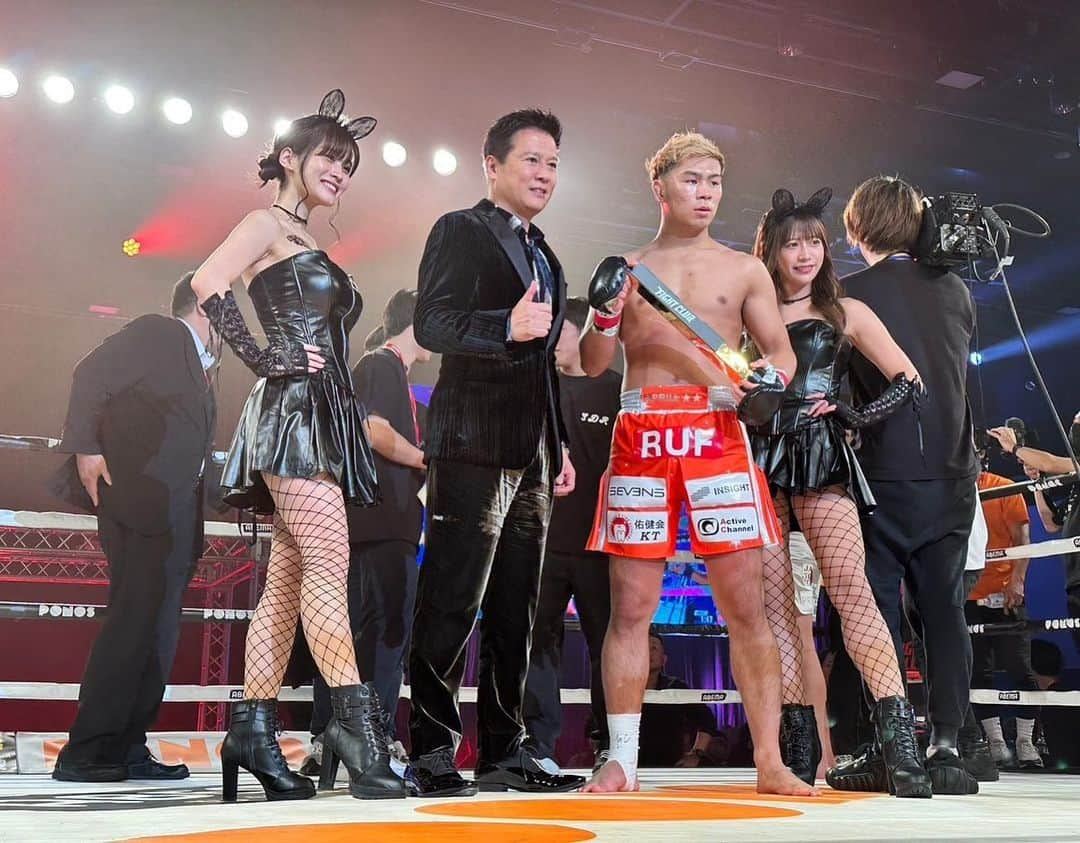 橘花凛さんのインスタグラム写真 - (橘花凛Instagram)「#FIGHTCLUB ご来場頂いた皆様、ご視聴頂いた皆様ありがとうございました🙇‍♂️✨🥊 今大会は最初から最後まで全試合オープンフィンガーマッチ🔥 思わず目を覆ってしまいそうになる瞬間や、ぶつかり合う音も激しくて一瞬一瞬何が起こるかわからない状況に終始心臓バクバクでした😭🔥  RISEラウンドガールに就任させて頂いてから初めて二日連続稼働をさせて頂いたのですが、 18日に行われたRISE173と今回のFIGHT CLUBもまた雰囲気がガラっと変わり両大会、本当に最高でした❤️‍🔥 選手の皆様、関係者の皆様本当にお疲れ様でした🙇‍♂️✨  今回はいつもとは違うコスチュームでラウンドガールを務めさせて頂きました🖤 山口侑馬選手とYA-MAN選手の表彰台に立たせて頂きました🙇‍♂️本当におめでとうございます🙇‍♂️🔥  次回は12月10日RISE174後楽園ホールにて🥊 皆様にお会いできますこと楽しみにしております❤️‍🔥  RISE最高！！！！！！🔥  #にゃんこ大戦争」11月20日 11時58分 - rintakahashi0809