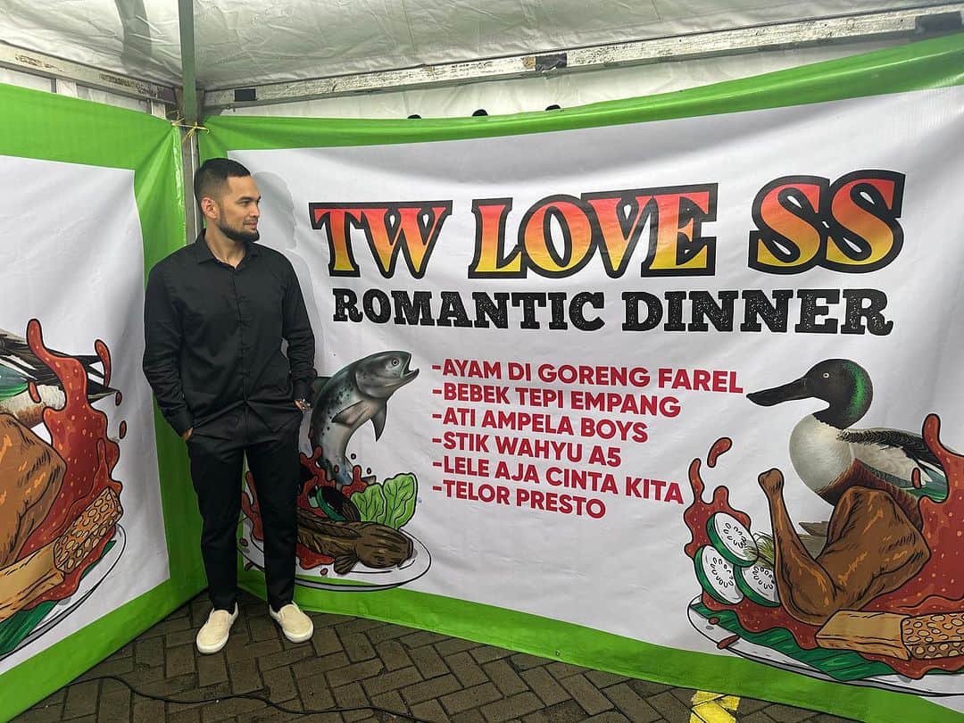 Shireen Sungkarさんのインスタグラム写真 - (Shireen SungkarInstagram)「MasyaaAllah tabarakALLAH 😂 Makasi abi buat surprise romantic dinner nya yang lawak ini  Di pecel ayam deket kantor ditontonin karyawan ama warga Emang suami ku 🙃🙃😂🤍  Makasii abiii semoga selalu Allah berkahi dan jaga selalu 🤍🥹」11月20日 11時59分 - shireensungkar