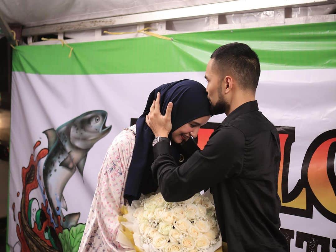 Shireen Sungkarさんのインスタグラム写真 - (Shireen SungkarInstagram)「MasyaaAllah tabarakALLAH 😂 Makasi abi buat surprise romantic dinner nya yang lawak ini  Di pecel ayam deket kantor ditontonin karyawan ama warga Emang suami ku 🙃🙃😂🤍  Makasii abiii semoga selalu Allah berkahi dan jaga selalu 🤍🥹」11月20日 11時59分 - shireensungkar