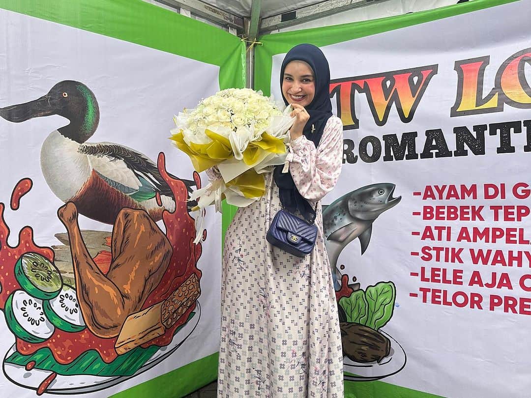 Shireen Sungkarさんのインスタグラム写真 - (Shireen SungkarInstagram)「MasyaaAllah tabarakALLAH 😂 Makasi abi buat surprise romantic dinner nya yang lawak ini  Di pecel ayam deket kantor ditontonin karyawan ama warga Emang suami ku 🙃🙃😂🤍  Makasii abiii semoga selalu Allah berkahi dan jaga selalu 🤍🥹」11月20日 11時59分 - shireensungkar