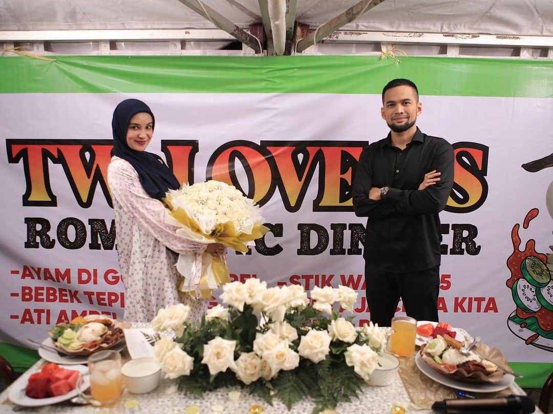 Shireen Sungkarのインスタグラム：「MasyaaAllah tabarakALLAH 😂 Makasi abi buat surprise romantic dinner nya yang lawak ini  Di pecel ayam deket kantor ditontonin karyawan ama warga Emang suami ku 🙃🙃😂🤍  Makasii abiii semoga selalu Allah berkahi dan jaga selalu 🤍🥹」