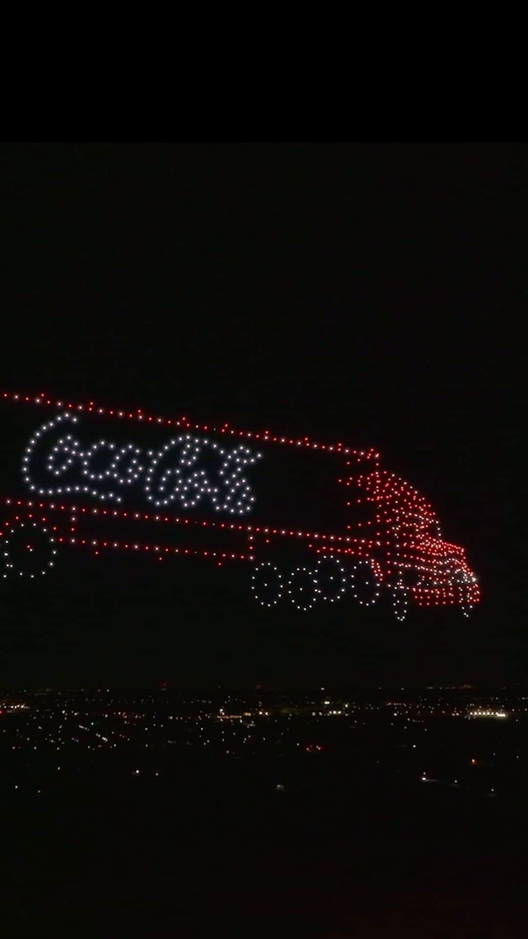 コカ･コーラのインスタグラム：「コカ･コーラ クリスマストラックが横浜の夜空に🎄🎅  ドローン1255機が特別な一夜を演出します👀 ショーの最後にはみなさんへのプレゼントがありますのでお楽しみに😊  当日はコカ･コーラInstagram公式アカウントにてLIVE配信も実施🎥（配信時間：18:05頃～）  #CocaColaChristmas #空飛ぶクリスマストラック」