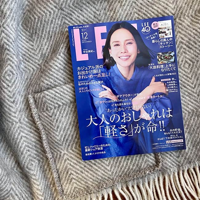 LEEさんのインスタグラム写真 - (LEEInstagram)「専属ブロガー・LEE100人隊のブログをご紹介！ 本日は「LEE12月号の感想」を5人分ピックアップ♪  ▽TB ちひろさん  2枚目） 「LEE12月号は一言で言うならば、『新しい冬服を買う前に読んで欲しい1冊！』です。新しくお迎えしたいものが決まっている方も、寒くなってきたから新しく何かを買い足したいけどイメージが漠然としている方も、お買い物前に読むと『今年目指したい冬おしゃれ』の輪郭がはっきりしてくるのではと思います」  ▽No.034 ナタリーさん  3枚目） 「レシピ特集『年末は「大皿料理」上手になりたくて』には、おもてなしやイベントにぴったりの、華やかな大皿料理レシピが多数掲載されています。わたしもさっそく、えりさんのレシピ『マスタードチキンとごろごろ野菜のオーブン焼き（P.190掲載）』を作ってみました。天板に鶏肉を並べて、まるごと or 大きめにカットした野菜をスキマなく並べて、マスタードソースなどを塗って、オーブンで焼くだけです」  4枚目） 「あっという間に完成です。熱々でいただけるよう、天板のままドーンとサーブしました。野菜の水分でお肉は柔らかジューシー、肉汁を吸って野菜はしっとり。マスタードソースは間違いないお味でした」  ▽No.020 やまやんさん  5枚目）  「大人も子どもも保湿は大切！ LEE12月号の家族でシェアできる保湿アイテムの特集に注目しました。乾燥がさらに気になるときは、入浴剤なども上手に使いながら、冬を乗り切りたいなと思います」  ▽No.099 aimiさん  6枚目） 「LEE12月号掲載の『ハピうまNEWS』で栗原心平さんの煮込みハンバーグの素をお試しさせていただきました♡ とにかく簡単の一言でした！ おいしい〜と箸が止まらない。余ったソースをごはんにかけて完食っ！」  ▽No.076 そのぴさん  7枚目） 「LEE12月号、ファッションページのテーマは『軽さ』！ 中でも特に気になったのがP.32〜タートルネックのカラー別最旬レイヤード実例！ 色合わせが参考になるのはもちろんの事、タートル×シャツ×カーディガン、タートル×シャツ×フリースブルゾンなど3枚のレイヤードスタイルがとても新鮮でした！ 私も先日、ユニクロでリブタートルをまとめ買いしたばかり。誌面を参考にコーデを組んでみようと思います」  8枚目） 「P.38〜はボアアウターの特集。私もボアアウター大好きです！」  ※100人隊の最新号レビュー 　気になる方は方はこちらもチェック ↓ 　https://lee.hpplus.jp/column/feature/582/  #magazinelee #LEEweb #LEE100人隊 #LEE100人隊ブログ紹介 #LEE読者ブロガー #LEE100人隊トップブロガー #LEE公式ブロガー #ブロガー  #クリスマスレシピ #レイヤード #リブタートル #ユニクロ #ボアアウター #パーティレシピ #栗原心平 さん #煮込みハンバーグ #ハンバーグ  #オーブン料理 #大皿料理 #leemarche #LEE12月号レビュー #LEE12月号 #LEE最新号 #雑誌」11月20日 12時00分 - magazinelee