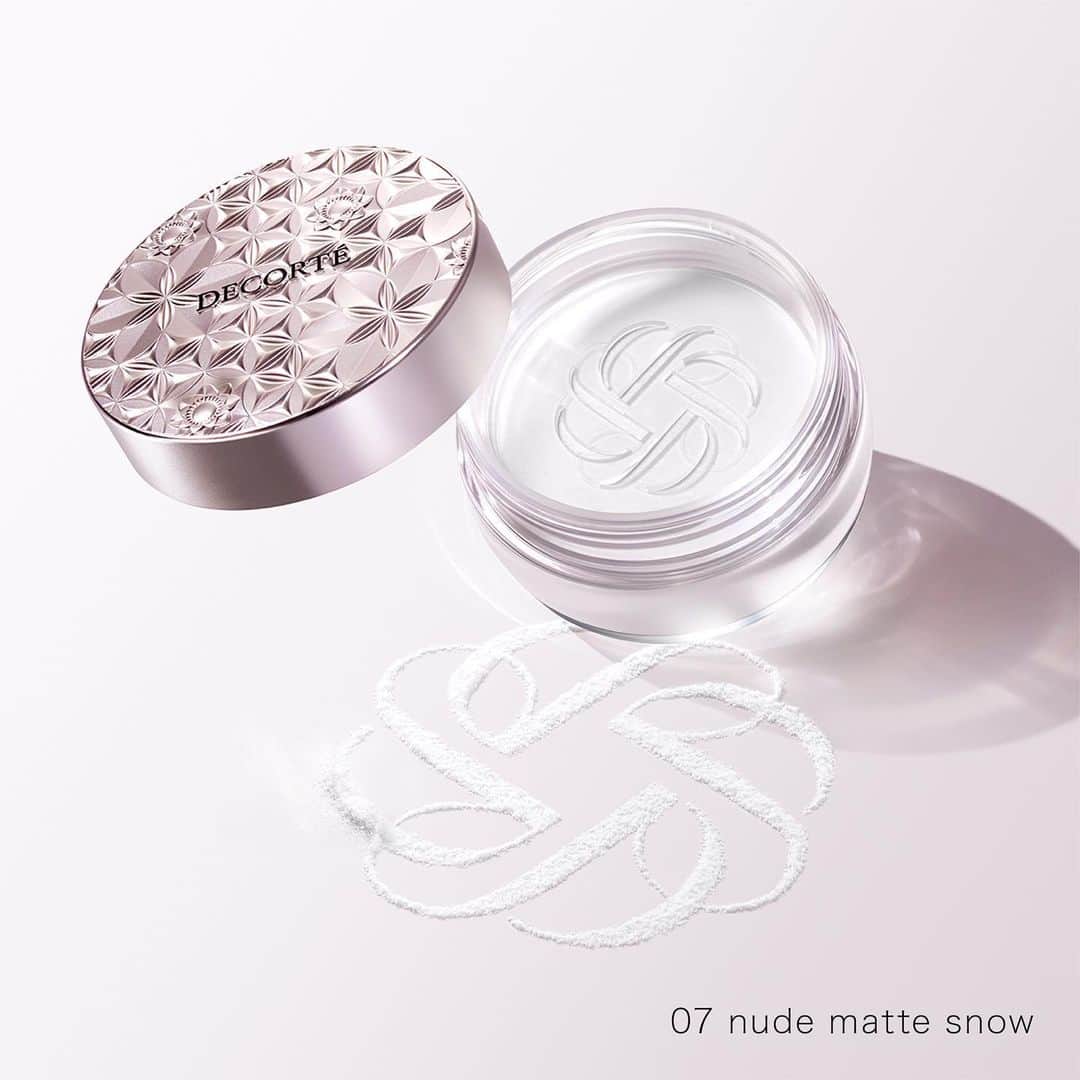 DECORTÉのインスタグラム：「New face powder with 5 textures and 9 types.   07 nude matte snow has a see-through matte texture.  Colorless (white) powder gives your skin a porcelain-smooth impression.  5質感・9種の新しいフェイスパウダー。  07 nude matte snowは、シースルーマット質感。 陶器のようにつるんとした肌印象をもたらすノーカラー（ホワイト）です。  1月16日発売　新商品 ルースパウダー　9種  #コスメデコルテ #decorte #ルースパウダー #フェイスパウダー #ベースメイクアップ #ベースメイク#透明感 #素肌感 #毛穴レス  #facepowder #makeup #cosmetics #beauty #jbeauty」