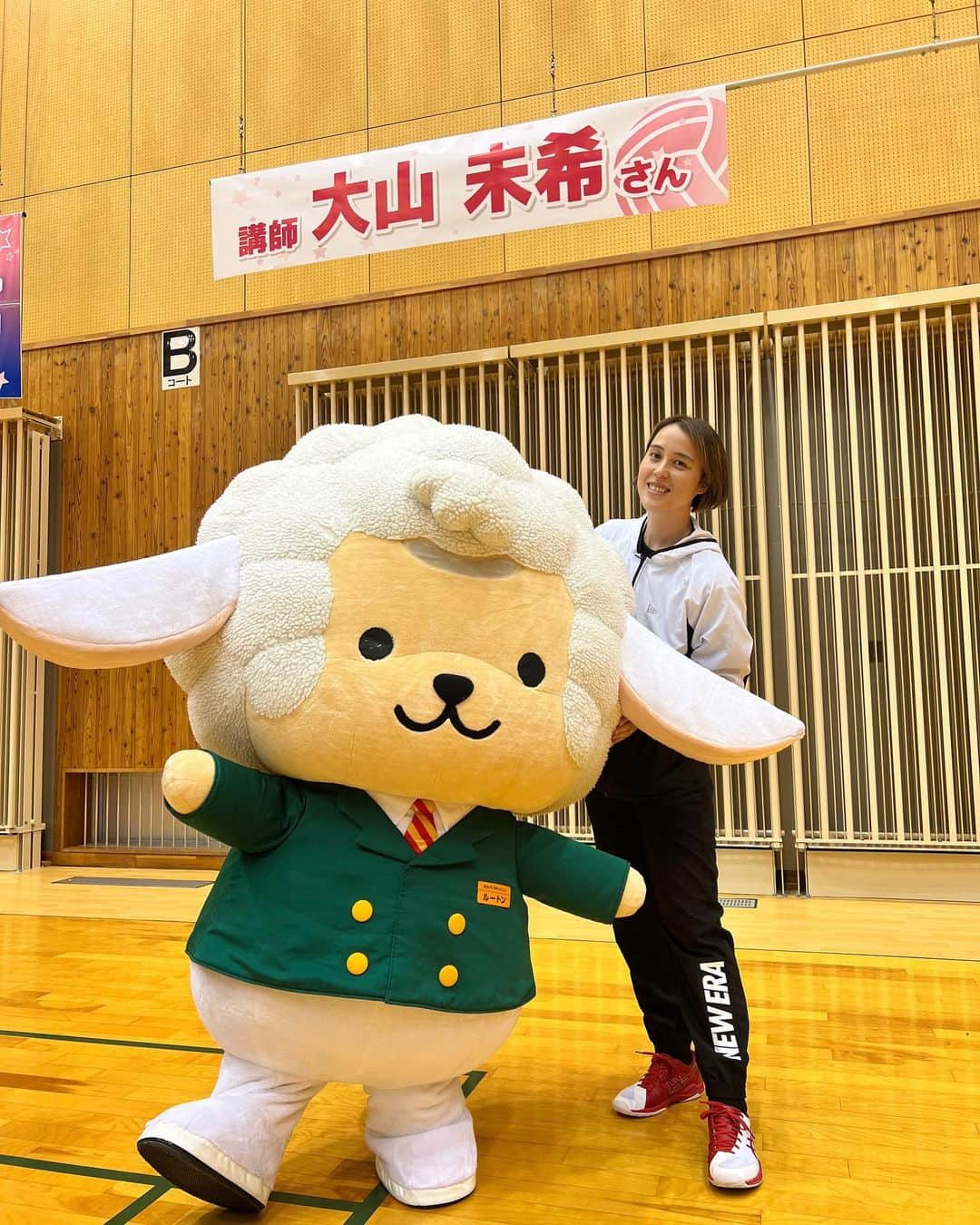 大山未希のインスタグラム：「🏐  ルートインホテルズプレゼンツ 第2回ブリリアントジュニアアカデミー バレーボール教室  長野県に行ってきました！  ほりちゃんの想いや人柄がとてもすばらしく そして一生懸命な姿勢になんだかとても 心があったかくなりました。  教えることが苦手… って人もいるけど元選手に直接会えるだけでも 喜んでくれる子もたくさんいるし  少しでも自分の経験を伝えていける人が 増えるといいなと思います。 　  高校生のみんなとても上手だったなぁー☺️  #バレー教室 #長野県 #ルートインホテルズ #ルートインホテルズブリリアントアリーズ ↓」