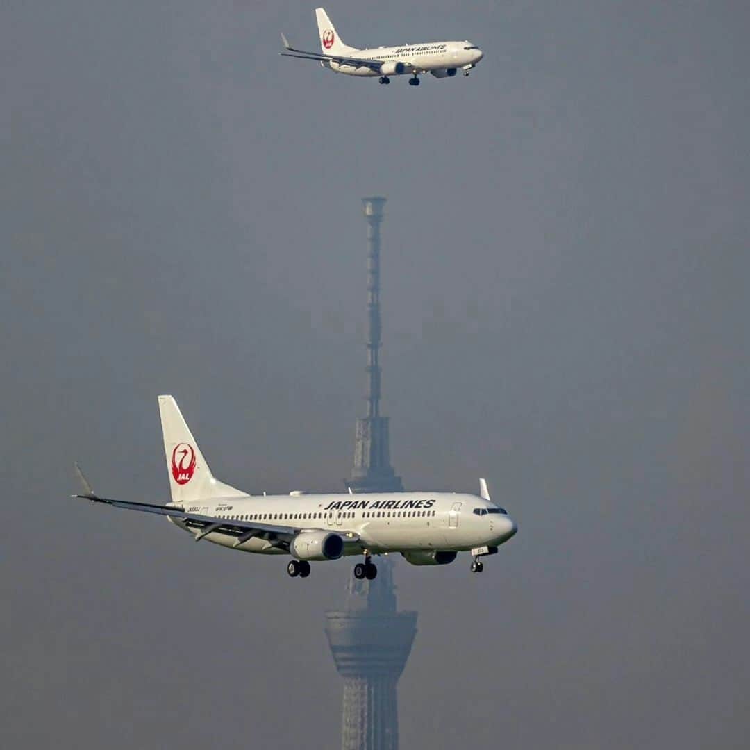東京カメラ部公式のインスタグラム：「「大空ヒコーキ写真館」Instagramアカウント（ @sky.airplane.gallery ）への @jalfans_en さんの投稿作品。シェア＆コメント大歓迎です。 .  @sky.airplane.gallery では、「 #sky_airplane_gallery 」をつけてInstagramに投稿された皆さんの素敵な飛行機の写真や飛行機が写っている風景写真を紹介中。カメラや写真がお好きな方は、どなたでも大歓迎です。 . ※各種法令、マナー、関係者の指示に従った撮影をお願いします。 *Please ensure that your photography adheres to all relevant laws, etiquette, and instructions issued by authorized persons. ※本アカウントは東京カメラ部がFacebook、Instagramのサービスを利用して運営しているもので、Meta社・Instagramとは一切関係ありません。 . 【ご注意ください】 東京カメラ部を名乗るなりすましアカウントが確認されています。東京カメラ部Instagramアカウントは、利用（投稿、閲覧）のために費用をいただくことはありません。 東京カメラ部に関連するアカウントは東京カメラ部（ @tokyocameraclub ）がフォローしているアカウントのみとなります。（tuchong_opensee除く） . Follow: @sky.airplane.gallery . #sky_airplane_gallery #tokyocameraclub #東京カメラ部 #Photo #写真 #カメラ」