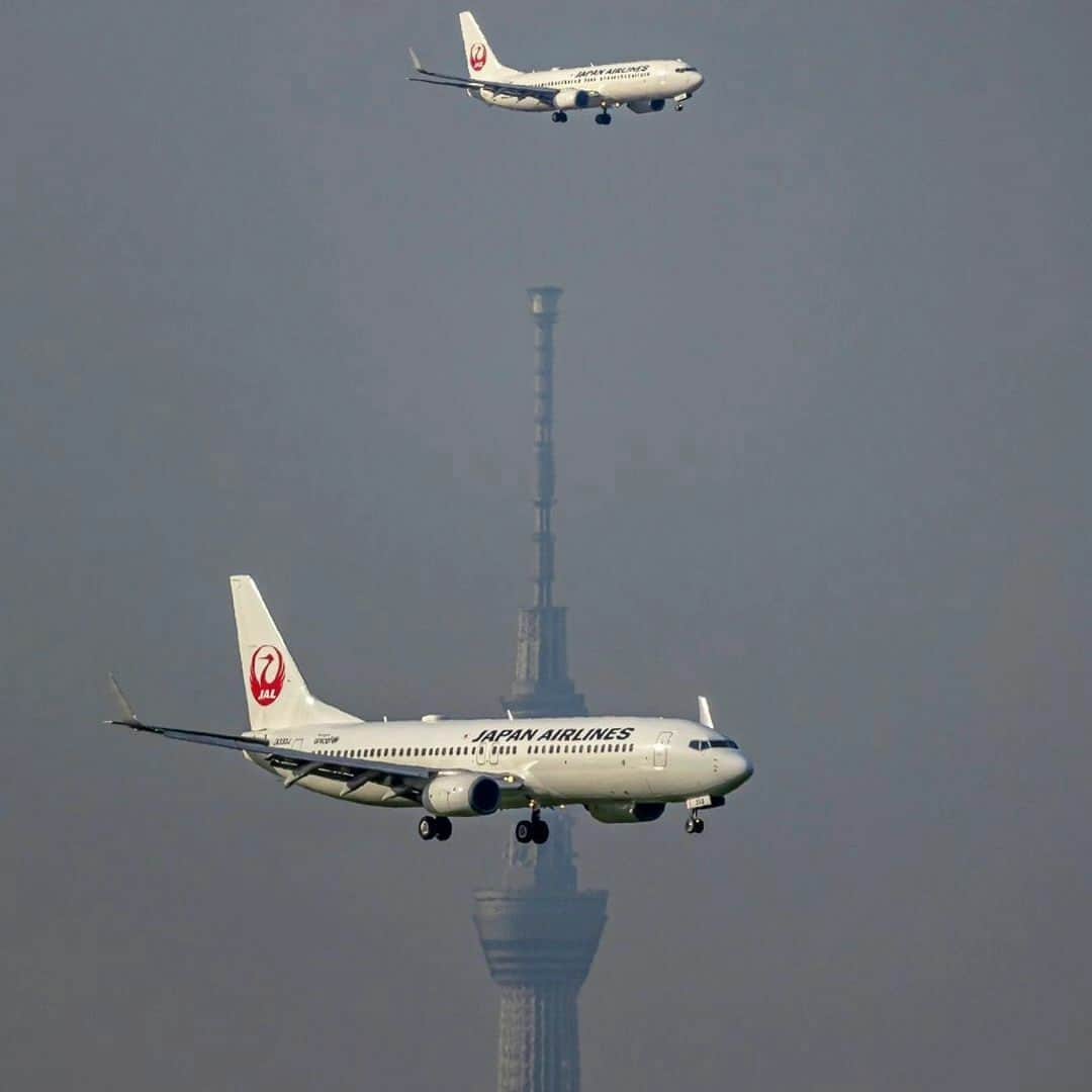 のインスタグラム：「「大空ヒコーキ写真館」Instagramアカウント（ @sky.airplane.gallery ）への @jalfans_en さんの投稿作品。シェア＆コメント大歓迎です。 .  @sky.airplane.gallery では、「 #sky_airplane_gallery 」をつけてInstagramに投稿された皆さんの素敵な飛行機の写真や飛行機が写っている風景写真を紹介中。カメラや写真がお好きな方は、どなたでも大歓迎です。 . ※各種法令、マナー、関係者の指示に従った撮影をお願いします。 *Please ensure that your photography adheres to all relevant laws, etiquette, and instructions issued by authorized persons. ※本アカウントは東京カメラ部がFacebook、Instagramのサービスを利用して運営しているもので、Meta社・Instagramとは一切関係ありません。 . 【ご注意ください】 東京カメラ部を名乗るなりすましアカウントが確認されています。東京カメラ部Instagramアカウントは、利用（投稿、閲覧）のために費用をいただくことはありません。 東京カメラ部に関連するアカウントは東京カメラ部（ @tokyocameraclub ）がフォローしているアカウントのみとなります。（tuchong_opensee除く） . Follow: @sky.airplane.gallery . #sky_airplane_gallery #tokyocameraclub #東京カメラ部 #Photo #写真 #カメラ」