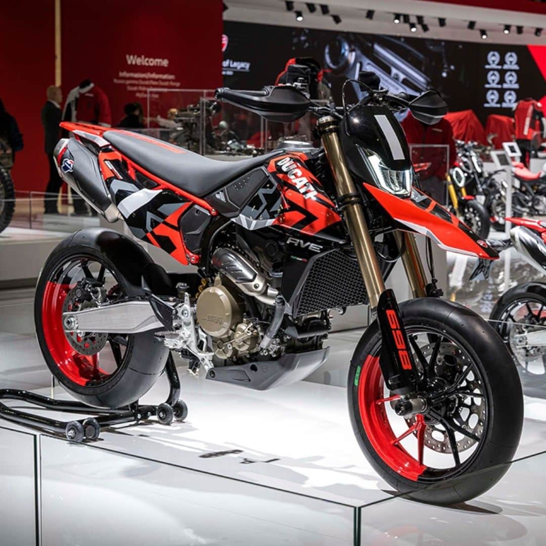 Ducati Japanのインスタグラム：「新型ハイパーモタード698 モノが「もっとも美しいバイク」に選出  EICMA（ミラノ国際モーターサイクルショー）2023において、新型ハイパーモタード698 モノが「Moto più bella」（もっとも美しいバイク）の称号を獲得しました！  この賞は、世界有数のモーターサイクル、自転車、アクセサリーの展示会であるEICMAの来場者による投票で決定しました。イタリアのミラノ国際展示場で開催されたEICMAは、4日間の開催期間中に数多くの来場者を集め、Motociclismoウェブサイトのユーザーを含む約25,500人のファンから35％以上の票を獲得し、第1位となりました。  新型ハイパーモタード698 モノは新開発された659ccスーパークアドロ・モノを備え、その美しいスタイルはレース仕様のスーパーモタードの特徴からヒントを得ています。クリーンなライン、コンパクトなフォルム、そしてアグレッシブなスタイル。は洗練された印象を与えます。  その他詳しいモデル情報は公式Webサイトをご覧ください。  #ハイパーモタード #Hypermotard #モタード #supermotard #ハイパーモタード698モノ #Hypermotard698Mono #ハイパーモタード698モノRVE #Hypermotard698MonoRVE #LivePlayRide #EICMA」