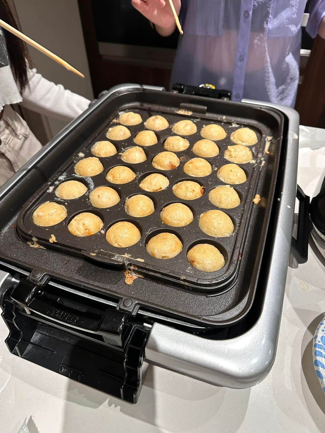 つんく♂さんのインスタグラム写真 - (つんく♂Instagram)「大阪人と言えばタコ焼きやん？知らんけど。笑  で、「タコ焼き」となったら なんで大阪人はこんなイキるんやろって思う。  昨夜、友人たちとタコパーした時のお話。  大阪人なりに市販の粉に、あれこれ味付けして、ドヤ顔でや「タネ」作ると思うんですが、 まあ、たいていなんとなくええ感じになるもんです。  今回もいつものように味付けして、 水の量加減して「タネ」をつくりました。  が。。。  イキりすぎたようで。  水の量が多すぎました。 で、なかなか形にならず、めちゃ冷や汗の嵐。  粉を足し足し微調整してる俺は 写真を撮る余裕もなく、みなさんの物言わぬプレッシャーと戦いました。  結果は！ 娘とお友達の参戦によって、 ずいぶん現場は和み、逆転勝利！？  息子達はなかなかお腹が追いつかなかったようですが、 なんとか楽しいひと時を過ごす事が出来ました。  でも、水多めのギリギリのが美味いんよね〜と、 このごに及んでもイキる大阪人のタコ焼きエピソードでした〜。  まいど！  #タコ焼 #たこ焼 #タコパー #たこ焼きパーティ #つんく #大阪人」11月20日 12時02分 - tsunku_boy