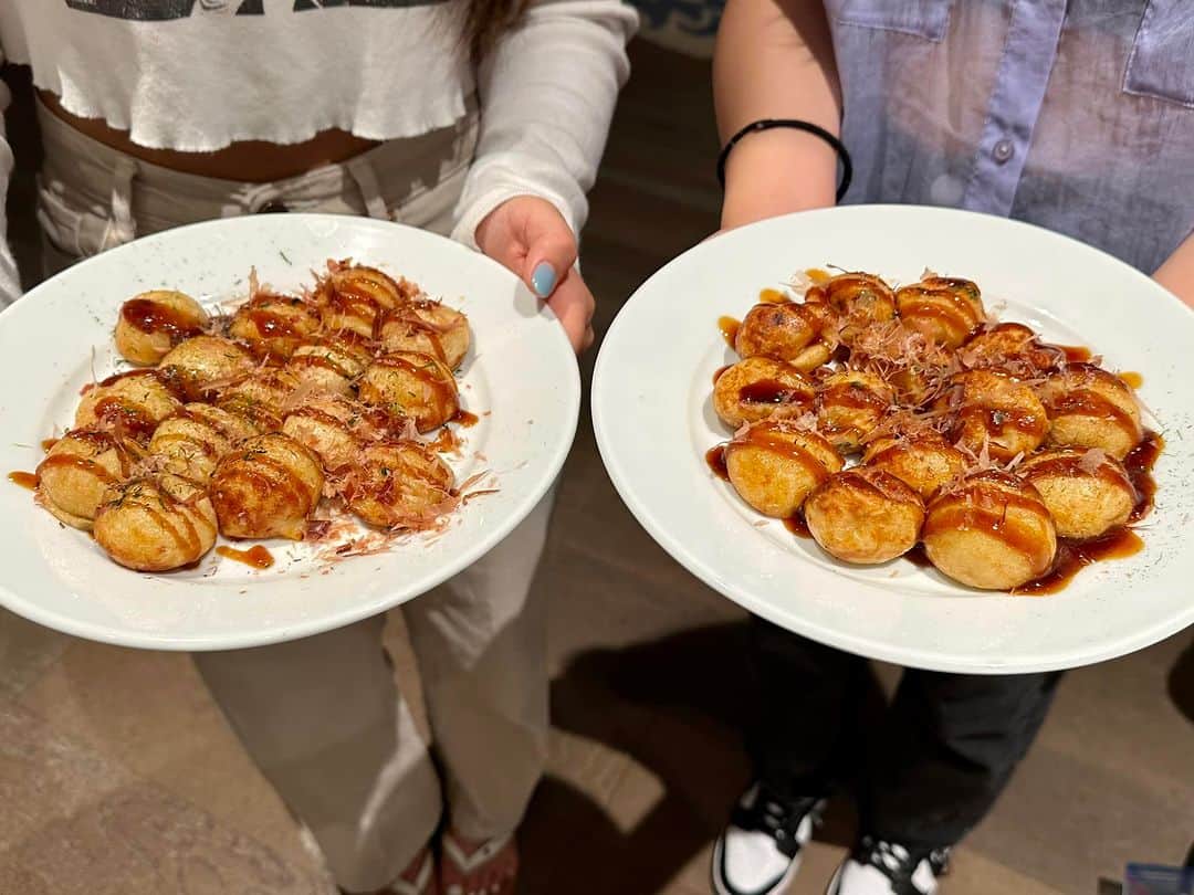 つんく♂さんのインスタグラム写真 - (つんく♂Instagram)「大阪人と言えばタコ焼きやん？知らんけど。笑  で、「タコ焼き」となったら なんで大阪人はこんなイキるんやろって思う。  昨夜、友人たちとタコパーした時のお話。  大阪人なりに市販の粉に、あれこれ味付けして、ドヤ顔でや「タネ」作ると思うんですが、 まあ、たいていなんとなくええ感じになるもんです。  今回もいつものように味付けして、 水の量加減して「タネ」をつくりました。  が。。。  イキりすぎたようで。  水の量が多すぎました。 で、なかなか形にならず、めちゃ冷や汗の嵐。  粉を足し足し微調整してる俺は 写真を撮る余裕もなく、みなさんの物言わぬプレッシャーと戦いました。  結果は！ 娘とお友達の参戦によって、 ずいぶん現場は和み、逆転勝利！？  息子達はなかなかお腹が追いつかなかったようですが、 なんとか楽しいひと時を過ごす事が出来ました。  でも、水多めのギリギリのが美味いんよね〜と、 このごに及んでもイキる大阪人のタコ焼きエピソードでした〜。  まいど！  #タコ焼 #たこ焼 #タコパー #たこ焼きパーティ #つんく #大阪人」11月20日 12時02分 - tsunku_boy