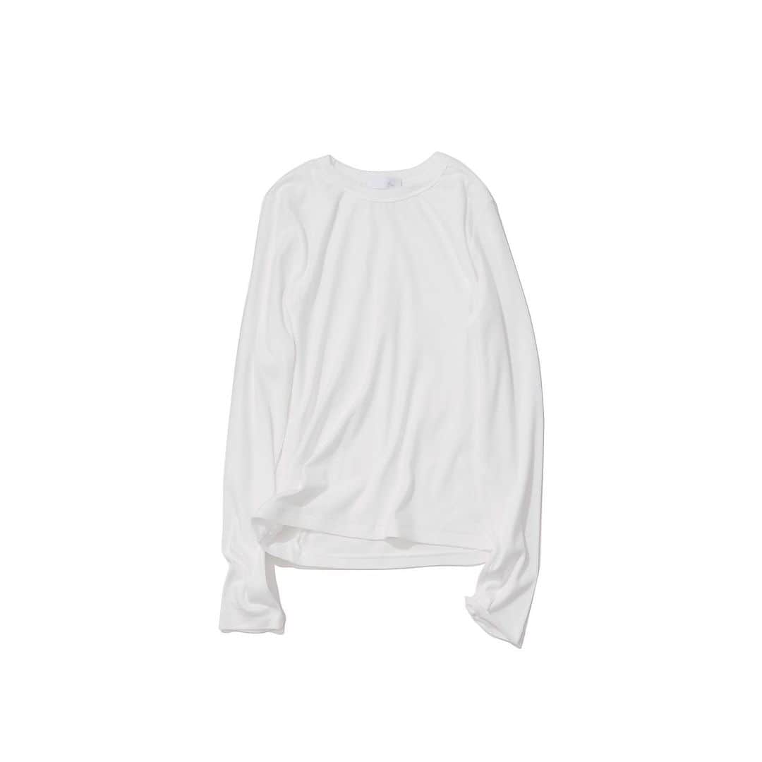 のインスタグラム：「・ New♦️Arrival・ ・ ◆ FLOW フロー/ロングスリーブプルオーバー（white) ・ 肌触りのよいコットン、モダール混の長袖Tシャツ。 ベーシックながら、バックのテントラインの切り替えがさり気なくポイントになったデザイン。 シルエットは、ゆるやかにボディにフィットし、女性らしい綺麗なラインで着ていただけます。 カーディガンやニットのレイヤードアイテムとしてオススメの一枚です。 ・ #kkcloset #kkshop #菊池京子 #kyokokikuch #coordinate #code #ootd #outfit #kotd #カジュアル #style #fashion #ファッション #happy #春　#秋冬　#ロンt #white #レイヤー　#アンダーウェア」