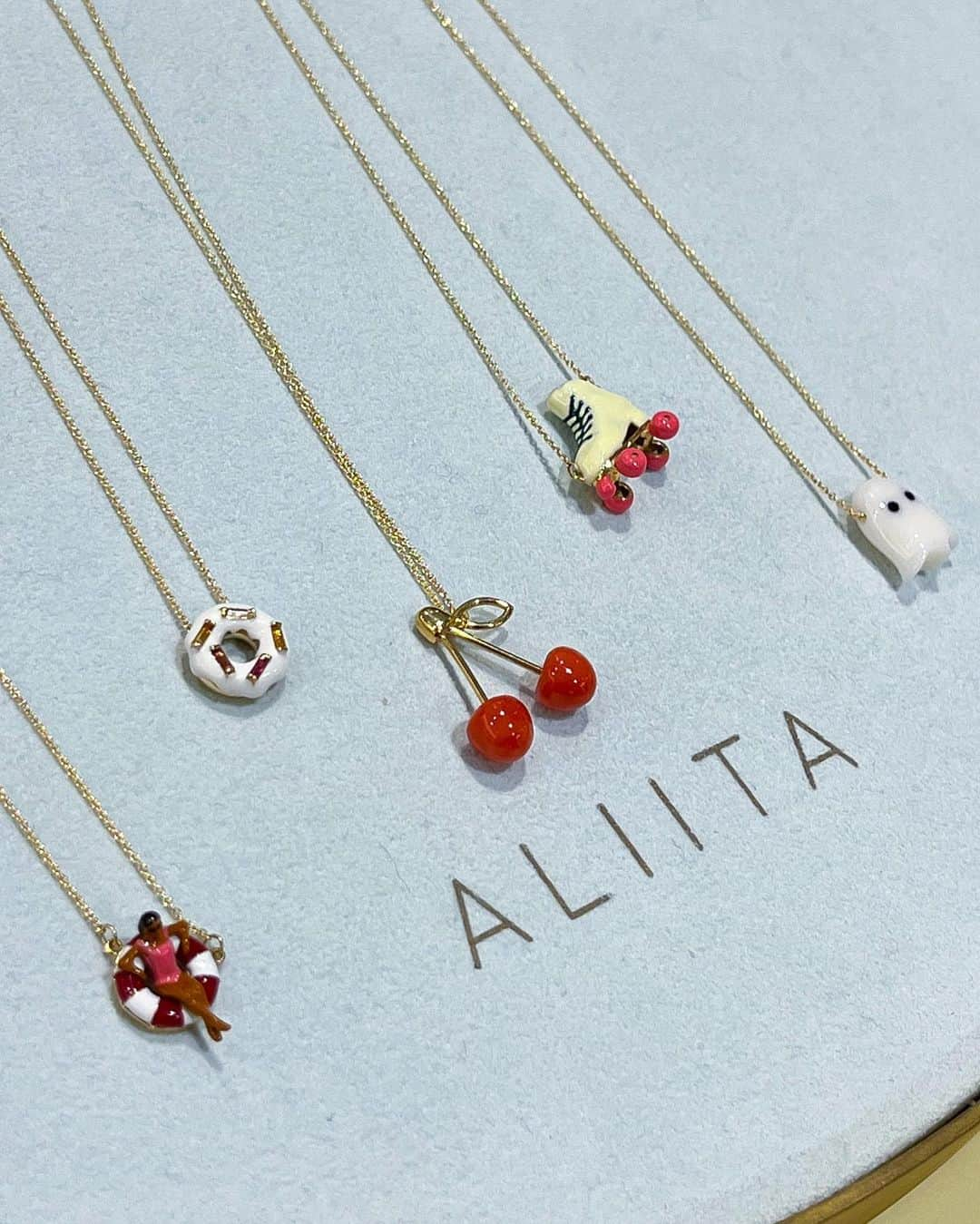 HANKYU.MODEさんのインスタグラム写真 - (HANKYU.MODEInstagram)「. PLAN C & ALIITA FALL WINTER 23 NEW COLLECTION At 3F MODE  「PLAN C」から新作アイテム、「ALIITA」からホリデーシーズンにおすすめのジュエリーをご紹介。  Page1 コート　273,900円 チャームバッグ　71,500円  Page2 ニットベスト　126,500円 カーディガン　145,200円 スカート　156,200円  Page3 スウェット  各71,500円 スカート　101,200円  Page4 ニット　107,800円 サロペット　211,200円 スマホケース　33,000円  Page5 コート　310,200円 バッグ　75,900円  Page6 コート　483,000円 マフラー 　126,500円  Page7 ニット　126,500円 パンツ　145,200円  Page8 ニット　各121,000円  Page9 マフラー　71,500円 マフラー　90,200円  Page10 ALIITA (左から) 浮き輪に乗った女の子　97,900円 白ドーナツ　122,100円 チェリー　104,500円 ローラースケート　104,500円 オバケ(大)　81,400円  　  #planc #プランシー #aliita #アリータ #aliitajewelry #hankyumode  #hankyu #阪急百貨店 #阪急うめだ本店 #阪急本店 #うめはん #コート #ジャケット #ニット #ネックレス #23AW #ファッション #ootd #hankyumode23aw #hankyumode23awouter#hankyumode23awaccessory」11月20日 12時03分 - hankyumode