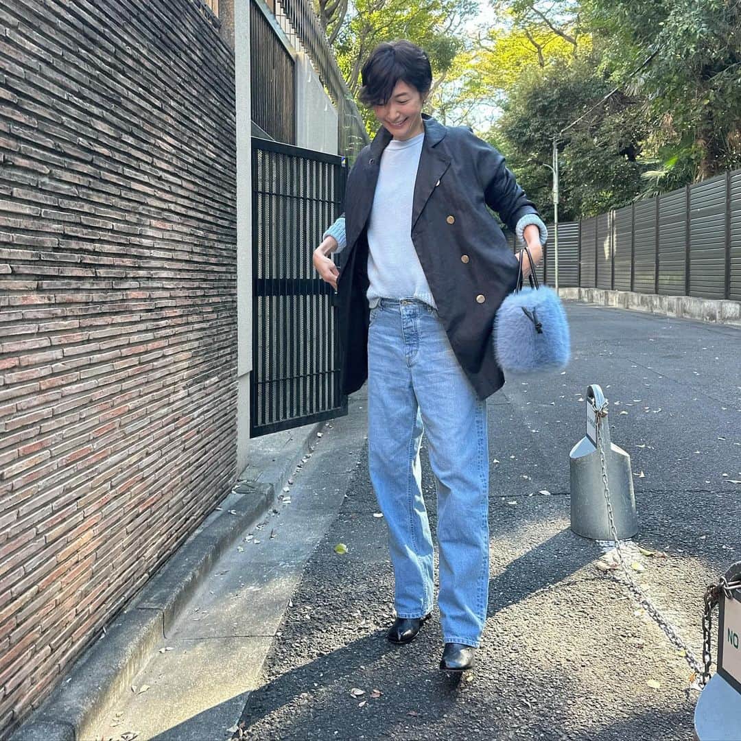 田丸麻紀のインスタグラム：「🦕🦖兄弟の  fall breakがはじまり  次男の鼻水も 今朝からはじまり💦　🤧  ミーティング合間に  慌てて耳鼻科へ。  今日は 思いの外あったかい。  風邪気味の 🦖には少し甘めの ホットミルク。  我が家は　ミルクに チョコレート　＋メイプルシロップ　^_^」