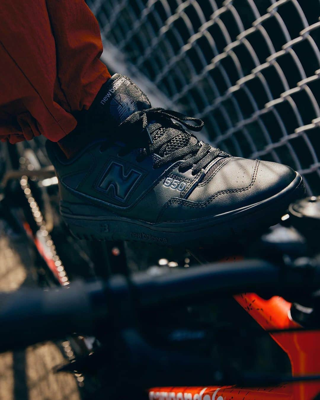 EYESCREAMさんのインスタグラム写真 - (EYESCREAMInstagram)「ストリートの新定番として定着しつつあるNew Balance『550』の新作にフォーカスしたエディトリアルを公開。特集記事全文はMasteredにて✔︎  @newbalance #newbalance #edit #editorial #style #550 #tokyo #everythingmastered #ニューバランス #🆕  styling by Hisataka Takezaki photo by Jumpei Ishikawa model by Riku Iwamoto text&edit by Keita Miki」11月20日 12時08分 - masteredjp