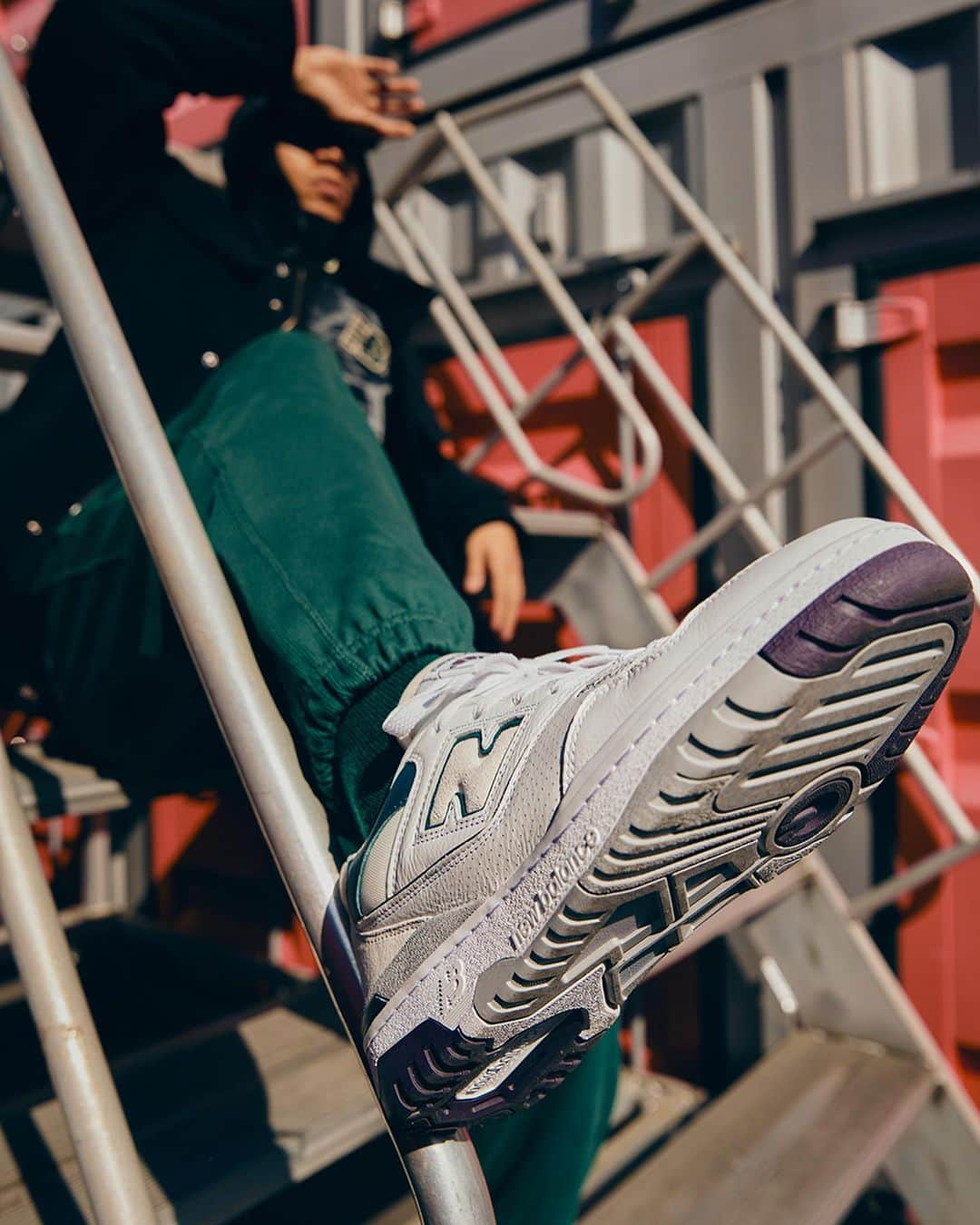 EYESCREAMさんのインスタグラム写真 - (EYESCREAMInstagram)「ストリートの新定番として定着しつつあるNew Balance『550』の新作にフォーカスしたエディトリアルを公開。特集記事全文はMasteredにて✔︎  @newbalance #newbalance #edit #editorial #style #550 #tokyo #everythingmastered #ニューバランス #🆕  styling by Hisataka Takezaki photo by Jumpei Ishikawa model by Riku Iwamoto text&edit by Keita Miki」11月20日 12時08分 - masteredjp