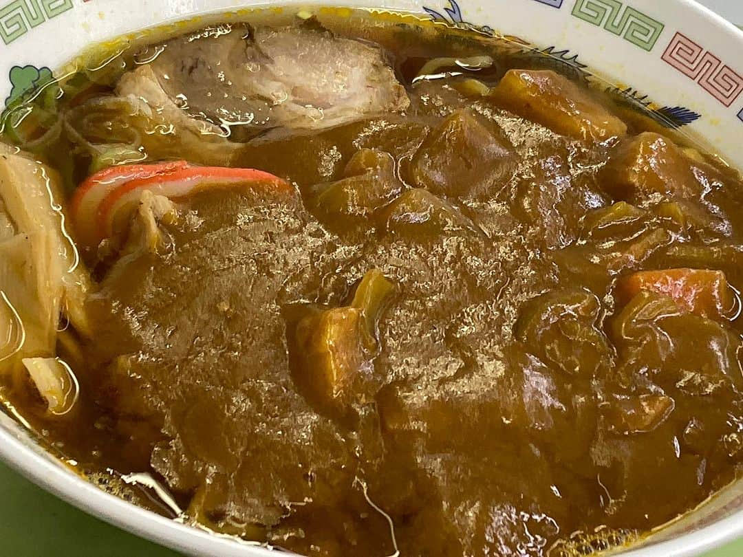 柳家さん生のインスタグラム：「11/20ひさびさに市役所食堂にて カレーラーメン🍜 値上がりして650円⭕味わいは変わらず😅ラーメンの具とカレーの具がともに食べられるのが良いのよ⭕️」