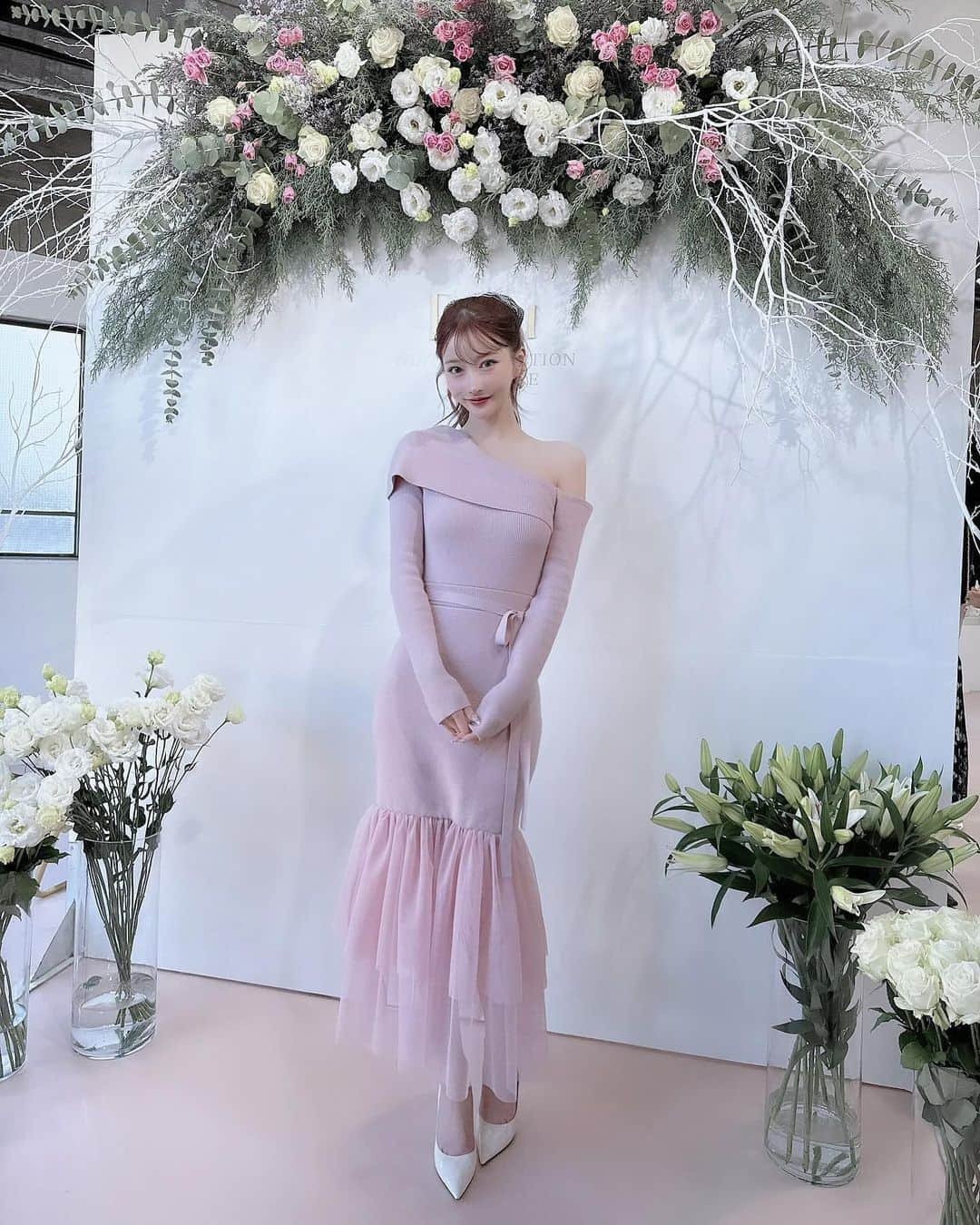 茜里のインスタグラム：「🩷Riu 2023-24 AW 東京・名古屋ポップアップストア🩷  ５日間ご来場の皆様、ありがとうございました。 あー幸せ！こんなに幸せな時間ってない。 記憶が飛ぶくらいあっという間で全身全霊😂 会社として最大のイベント、ここに向けてスタッフ全員がそれぞれの分野で活躍してくれて一致団結して作り上げるこの数日間がなによりの集大成。 大切なお客様に大切なお洋服を見て頂けるなんてこんなに生きててよかったーと思うことはありません。 大袈裟に聞こえるかもだけど、だって私の夢が叶っている瞬間だから😌ほっっ  私が休憩中でお会い出来なかった方、DM頂くのですがすっっっごく私も会いたいです😭😭😭😭😭本当はずっと立っていたいです😭 もし次回も来ていただけるとしたら、お会い出来ますように...💫💕 この日のために、大切な時間をRiuに使って下さりありがとうございます。 メイクもコーデもたくさんお洒落してくれたり、お仕事帰りにパッと急いできてくれたり、遠くから来てくださる方、友達と遊んでる時に抜け出してきてくれた方まで😂笑 お子さん連れのお母様もたくさん☺️✨お子さんとっても可愛かったなあ👶💓  この場に足を運んで頂けるだけで ほんっっっっっとうに嬉しい、ありがたいです。 なんだろう？同じ空気を吸うのがいいというか？ 同じ場所にいるっていうのがなんかいい。と思う。  いつか買うよー☺️だけでも嬉しいの🥹🥹 ごめんねとか言わなくていいの🤣 最後まで見届けてくれた、いつもほぼRiuにいてくれるスタッフ並みの®️💋もありがとう笑☺️  素敵なお花を下さった S様 @maison_de_beaute_cent  twinkmiru様 @twinkmiru_omotesando  りおんだいとん様　@ryryry0318 @riudaiton  いつもありがとうございます。💐 店内が華やかになりました☺️🌸  東京会場 ・fruta &様  @fruta_and  アフタヌーンティー美味しすぎました🍴🍰 名古屋会場 ・LENS Bldg.様 何年振り！？同じ場所で開催でした☺️  会場を貸して下さりありがとうございました😍  内装もお花も自慢です😌支えてくださる企業様方ありがとうございます。  とことん空間から手土産までこだわっていて 気づいて下さる方も多くて嬉しかったー✨ 名古屋は床をピンクにしてよかったな😉🩷  いつも何をするにも予算オーバーで数字見てくれる方に指摘されます・・・。 ポップアップストアは特に🤣笑  なのでYouTubeから補わせて頂いたりしてます😗 ってくらい私がYouTubeをやる意味は初めから今までもこれからもずっと好きなファッションのためですね。 ずっとやってたいな、服は😂🩶  やばい書いてたら長くなってしまうぅ、、  とにかく最高なポップアップストアでした。 また次は春夏かな💓 WEBでもどんどん新作を出していきますので ポップアップストア行けないよー！って方もWEB・Instagramチェック是非是非お願いします😍 タイミングって必ずあるのでご縁があれば嬉しいな😌💕  新作作れるのも新たな施策ができるのも皆様のおかげです。とっても幸せです😌  いつも本当にありがとうございます。感謝を込めて私は仲間たちと洋服を作り続ける！！🔥  "私"のために纏って頂けるよう 私たちはその1着を追求し続けます(//∇//)♡♡」
