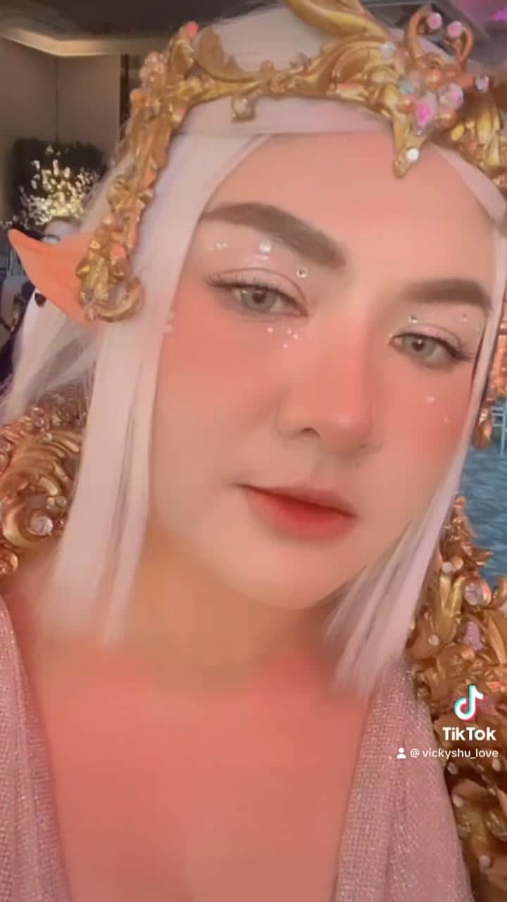 Vicky Shuのインスタグラム：「Hahaha edisi keseruan datang ke ulang tahun kak @ashanty_ash jadi Peri.. ada yang tahu aku jadi peri apa??   Make up by mbakyu @putriprames  Dress memukau @adit_adcee」