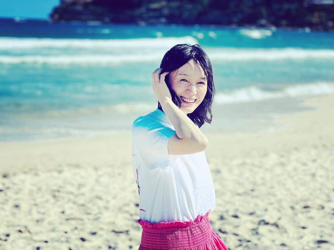 奥貫薫さんのインスタグラム写真 - (奥貫薫Instagram)「.  海で着たのはatelierA×TOGAのコラボTシャツ  友人が主催している縁から長く参加している、アトリエエー。 ダウン症や自閉症の子どもたちと絵を描いたり、おしゃべりをしたり。年齢も職業も多種多様のゆるやかなコミュニティです。 20周年を記念して、メンバーの作品をTOGAがこんなに可愛いTシャツに仕立ててくれました。」11月20日 12時27分 - kaoru_okunuki