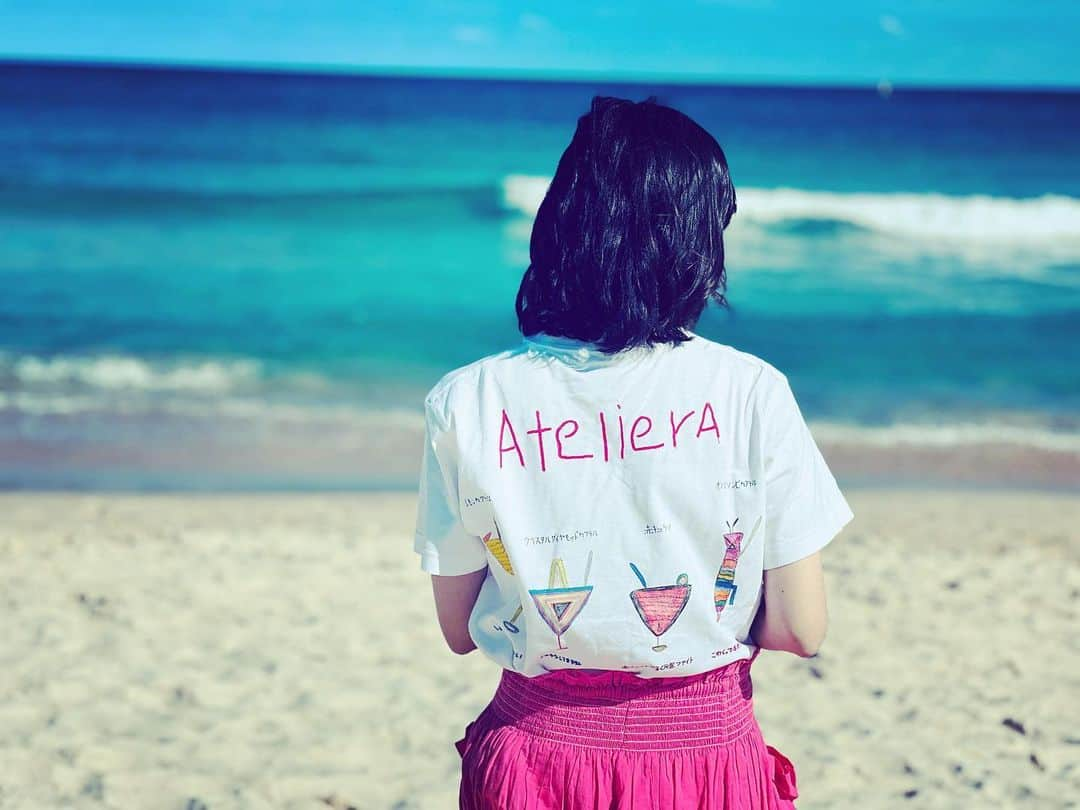 奥貫薫のインスタグラム：「.  海で着たのはatelierA×TOGAのコラボTシャツ  友人が主催している縁から長く参加している、アトリエエー。 ダウン症や自閉症の子どもたちと絵を描いたり、おしゃべりをしたり。年齢も職業も多種多様のゆるやかなコミュニティです。 20周年を記念して、メンバーの作品をTOGAがこんなに可愛いTシャツに仕立ててくれました。」