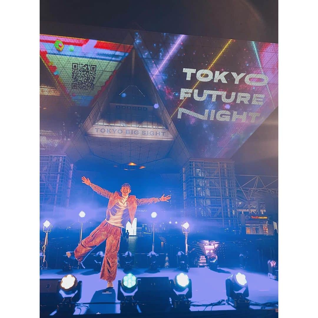 ハリー杉山のインスタグラム：「"東京国際プロジェクションマッピングアワードVol.8＆TOKYO FUTURE NIGHT"  先日のTOKYO LIGHTSに引き続き MCを務めました🔥  学生達が作った渾身の作品達を毎年見ると、未来の日本のクリエィティブが楽しみで仕方ないです⭐️  自分たちの作品がビッグサイトに映し出され、何ヶ月もの努力が"上映"と言う形になった瞬間を見届ける彼らのの後ろ姿と顔が忘れられません🥰  そして初の試み。TOKYO FUTURE NIGHT🕺🏻  アーティストや声優の皆様のパフォーマンスと同時に美しいプロジェクションマッピングがビッグサイトの夜を彩りました^_^  いやー最高の夜でした⚡️⚡️⚡️  また来年もお楽しみに⭐️  What an incredible night🕺🏻  Massive thanks to @taakk_official and @joyeux_press for the fabulous styling.  Perfect for the occasion❤️  #プロジェクションマッピング」