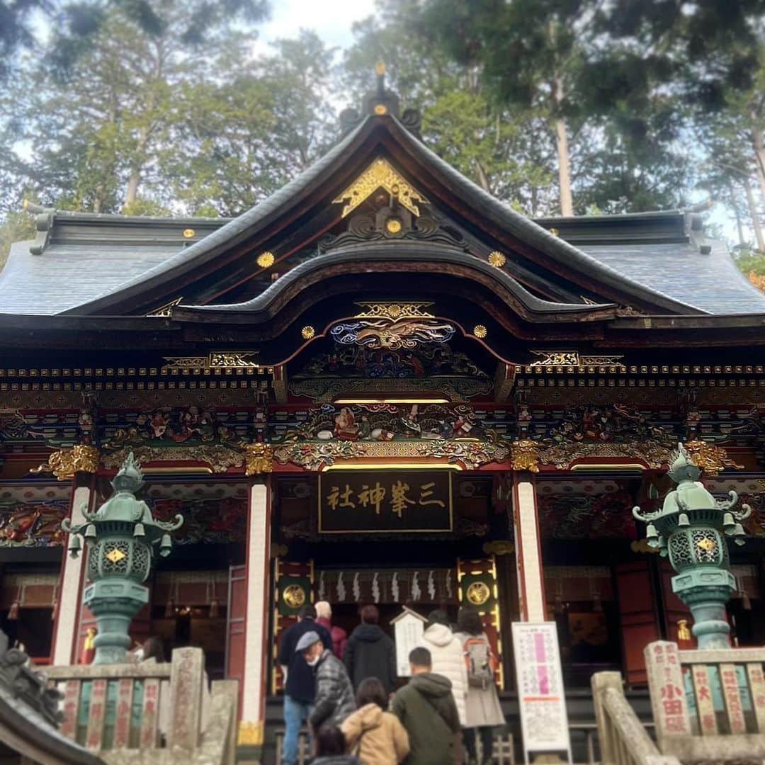 坂田梨香子のインスタグラム：「_  先日ふと思い立ち、埼玉県秩父市にある三峯神社へ。  三ツ鳥居には三峯神社の守護神である狼様  樹齢８００年の御神木に 自然に現れたという石畳の龍神様 境内や周辺一帯の 厳かで凛とした雰囲気の中、 強いパワーを感じながらの参拝でした⛩️🐺 凄い神社だとは聞いていましたが、圧倒的でした 行けてよかったー！ #三峯神社」