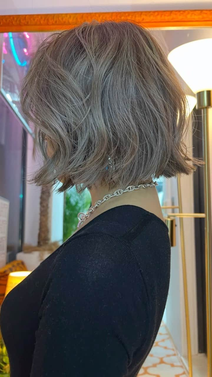 ETSUKOのインスタグラム：「髪切りたくて切りたくって やーっと美容院いけてさーっぱり💇‍♀️ どんどん短くなるねってみんなに言われる😽 本当にカットもカラーも 上手で長年通ってお世話になってる @nosekoji 有難う🫶🏽 Loweの皆さんありがとうございます☺️  #ショートボブ#ヘアスタイル #ヘアアレンジ #ヘアカラー #ロブ#ボブ #カラー #アレンジ #ヘアサロン #髪型 #バレイヤージュ#アッシュ#アッシュカラー #アッシュベージュ#トリートメント#ハイライト#艶々#美容室 #hair #hairstyle #hairmake #hairarrange」