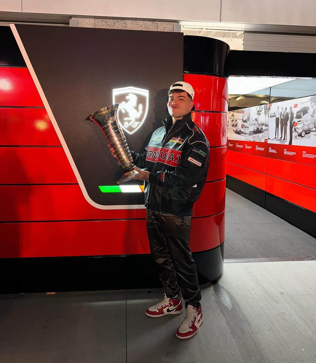 Sebastián Villalobosさんのインスタグラム写真 - (Sebastián VillalobosInstagram)「1. CHECO IN DA HOUSE 🇲🇽🔥  2. Posando con la copa 🏎️💨 (no sé cómo terminó en mis manos)  3. Corrí en la pista (a pequeña escala) gracias al equipo de @espndeportes 🥰🏁 (y perdí)  4. Vi la pista sola y no podía desaprovechar la oportunidad de tomarme una foto ahí ✌🏼  5. Llegando a la fiesta de @espn ✨ estuvo bueeeeeena  6. Me encontré con uno de mis jugadores de futbol favoritos! ⚽️🇸🇪  7. Tanta emoción necesita hidratación 😂  8. TUVE EL CONTROL DE CHARLES LECLERC EN MIS MANOS 🏁  9. EL PIT LINE Y OTRAS EXPERIENCIAS BRUTALES HACÍAN PARTE DEL PADDOCK GRACIAS A @ESPNDeportes 🫶🏼🥰 LOS AMOOO GRACIAS  10. RECAP. DE LOS MEJORES MOMENTOS DE MI EXPERIENCIA EN LA F1 LAS VEGAS CON @espndeportes ❤️‍🔥  #LasVegasGP #F1 #ESPNDEPORTESPARTNER  #Ad」11月20日 12時24分 - sebas