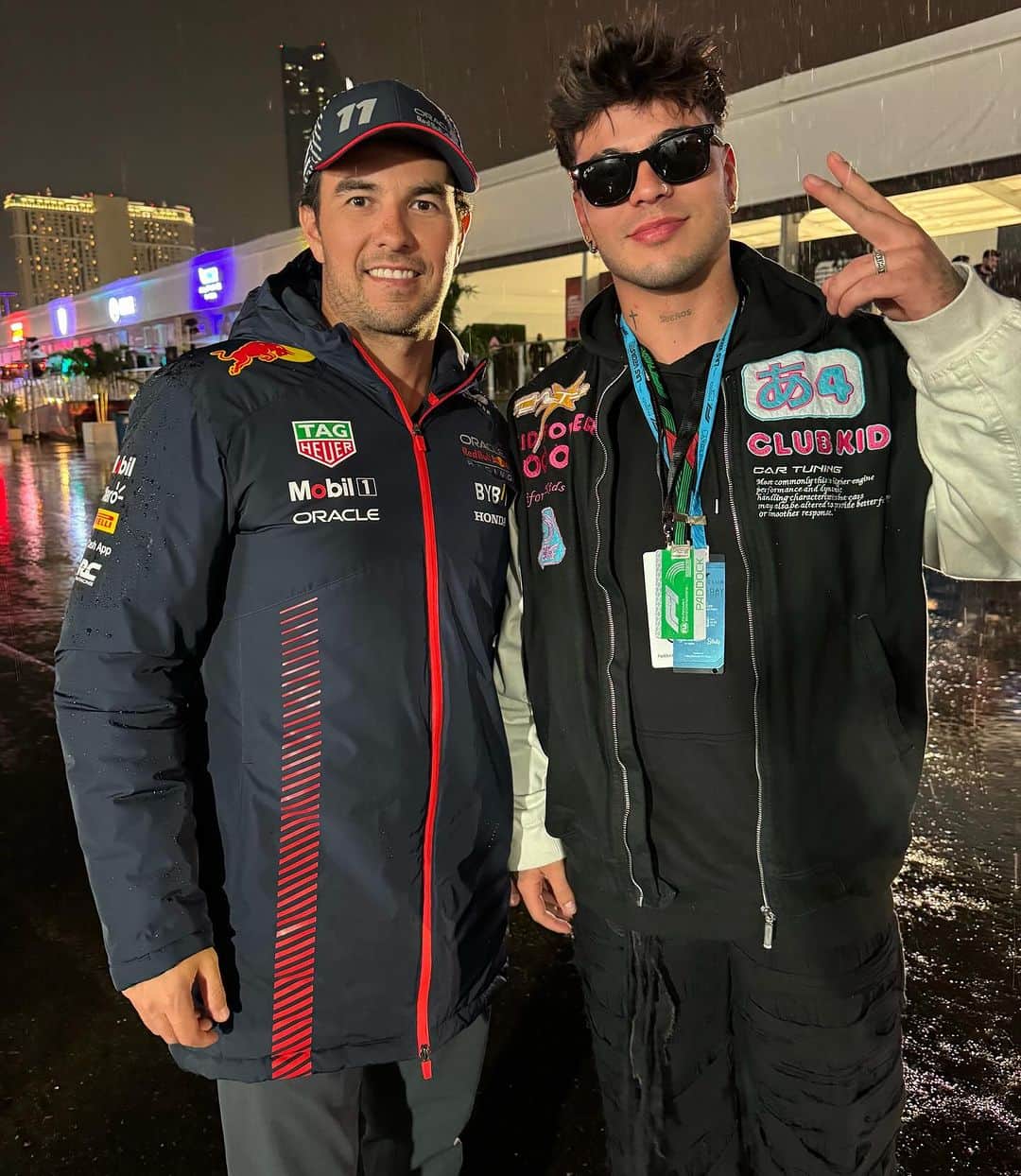 Sebastián Villalobosのインスタグラム：「1. CHECO IN DA HOUSE 🇲🇽🔥  2. Posando con la copa 🏎️💨 (no sé cómo terminó en mis manos)  3. Corrí en la pista (a pequeña escala) gracias al equipo de @espndeportes 🥰🏁 (y perdí)  4. Vi la pista sola y no podía desaprovechar la oportunidad de tomarme una foto ahí ✌🏼  5. Llegando a la fiesta de @espn ✨ estuvo bueeeeeena  6. Me encontré con uno de mis jugadores de futbol favoritos! ⚽️🇸🇪  7. Tanta emoción necesita hidratación 😂  8. TUVE EL CONTROL DE CHARLES LECLERC EN MIS MANOS 🏁  9. EL PIT LINE Y OTRAS EXPERIENCIAS BRUTALES HACÍAN PARTE DEL PADDOCK GRACIAS A @ESPNDeportes 🫶🏼🥰 LOS AMOOO GRACIAS  10. RECAP. DE LOS MEJORES MOMENTOS DE MI EXPERIENCIA EN LA F1 LAS VEGAS CON @espndeportes ❤️‍🔥  #LasVegasGP #F1 #ESPNDEPORTESPARTNER  #Ad」